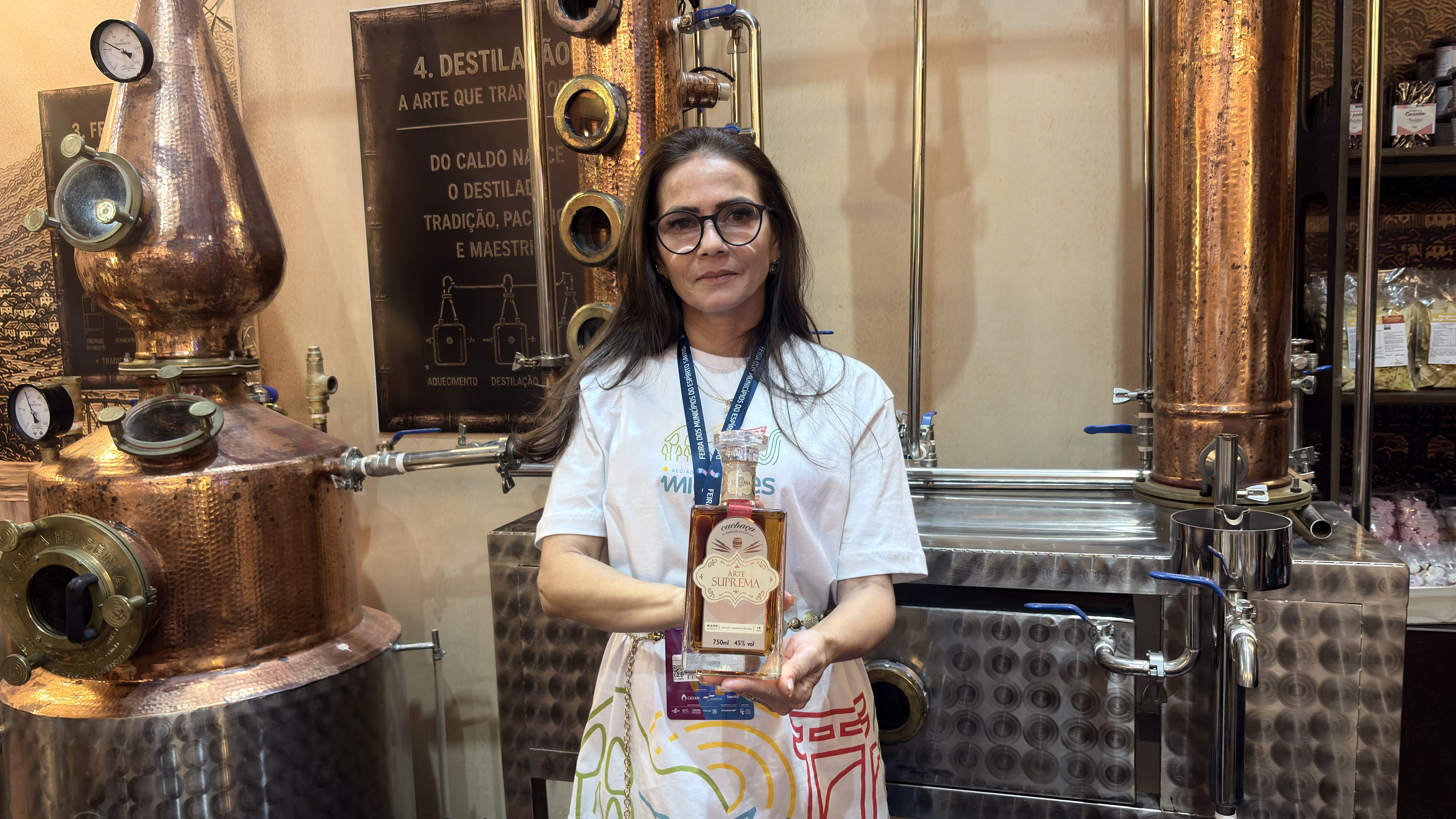 Joyce Zanetti mostra os biscoitos preparados com cachaça e outros produtos tradicionais de São Roque do Canaã