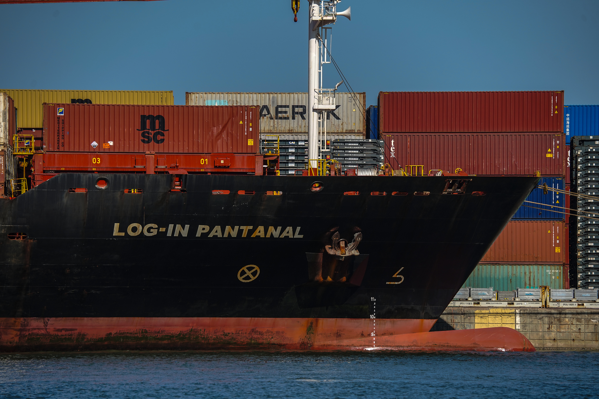 Navio no Porto de Capuaba, em Vila Velha