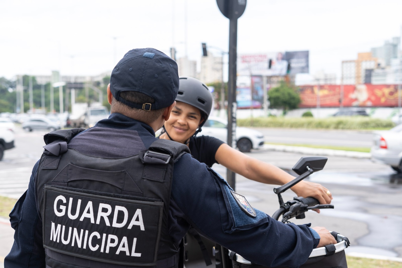 Guarda Civil Municipal de Vitória durante ação de conscientização sobre bikes elétricas