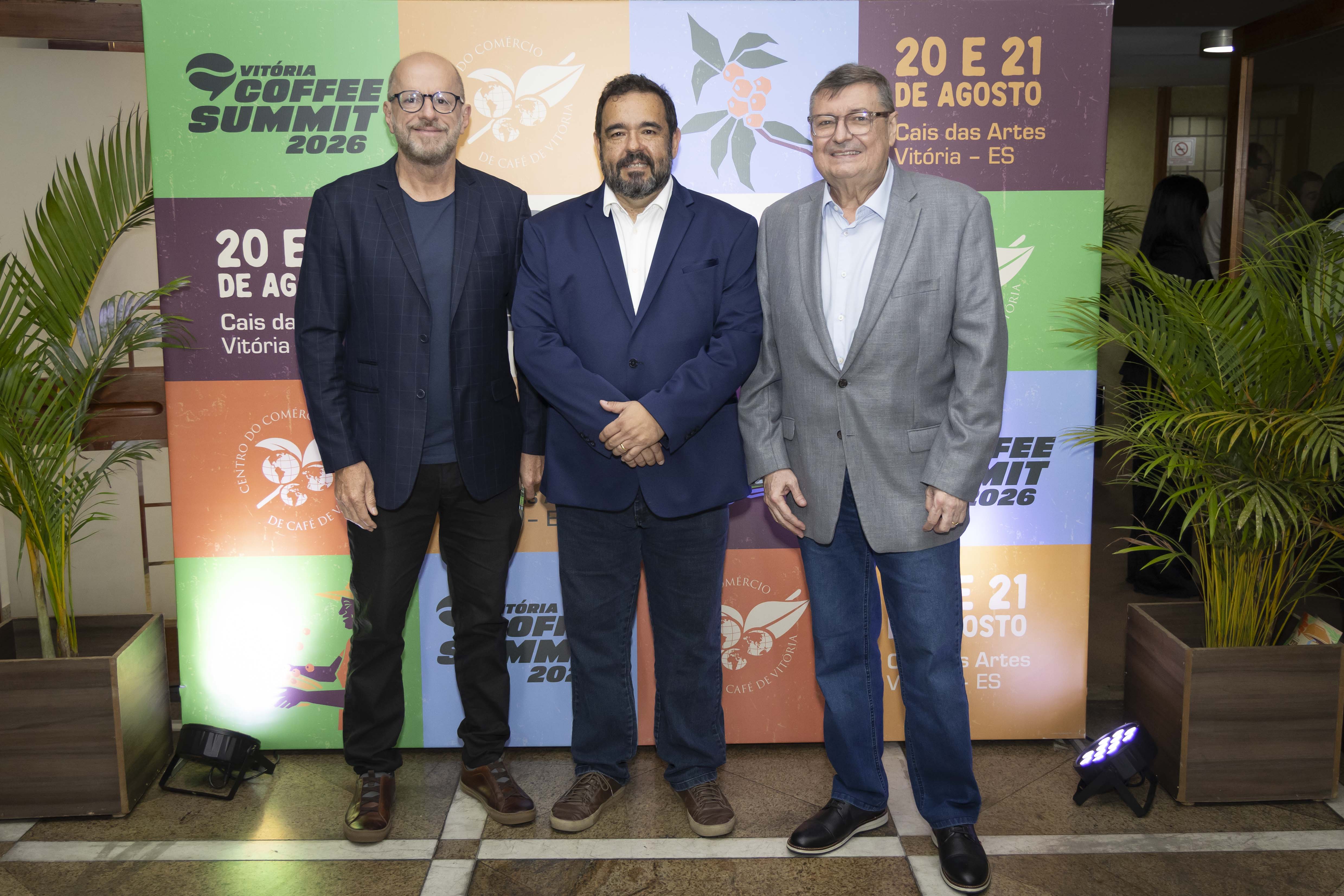 Luciano Forrechi, secretário de Governo da Prefeitura de Vitória, Fabricio Tristão presidente do CCCV e Jorge Nicchio, vice-presidente do CCCV.