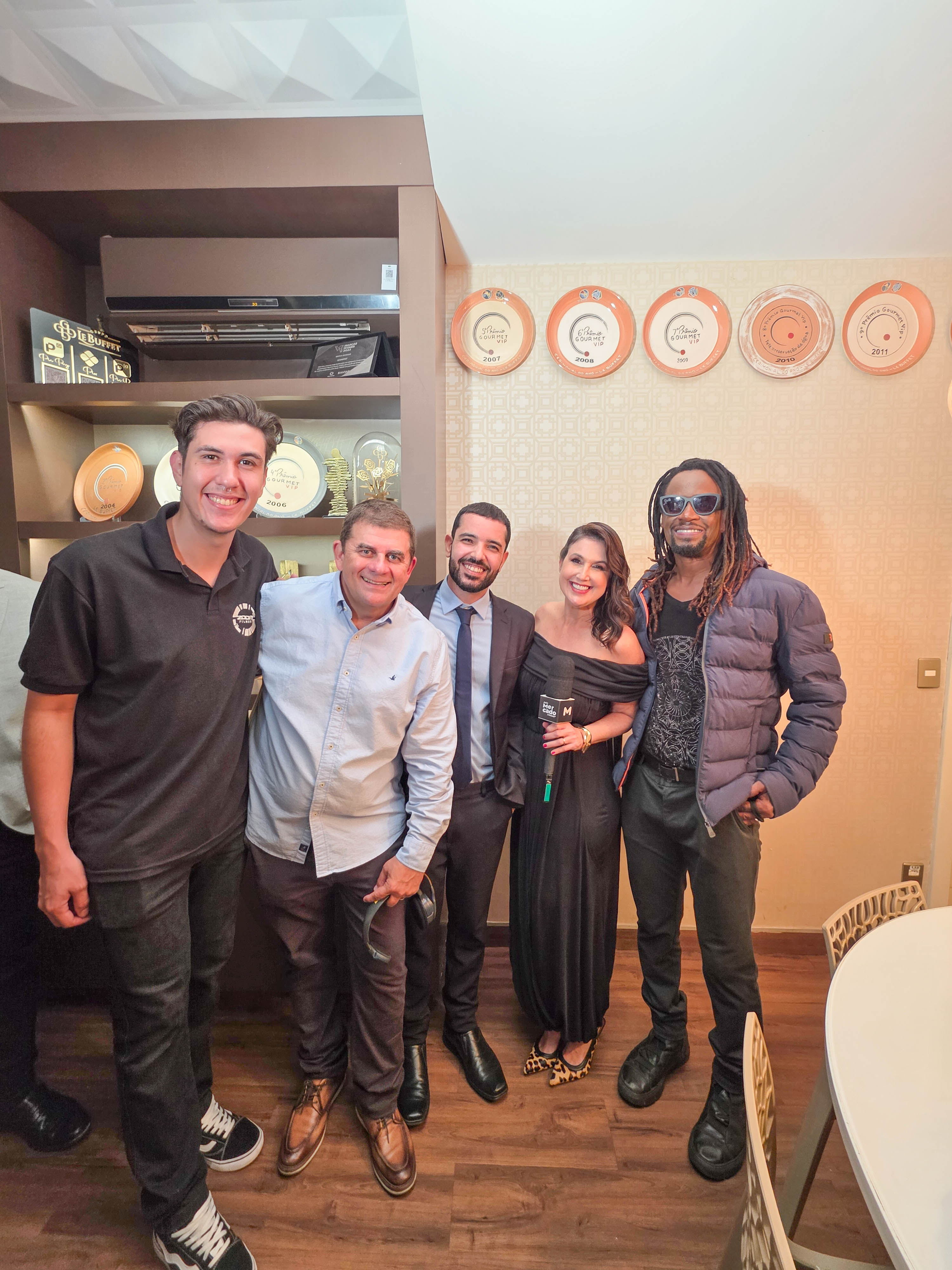 Equipe Pelo Mercado com Toni Garrido