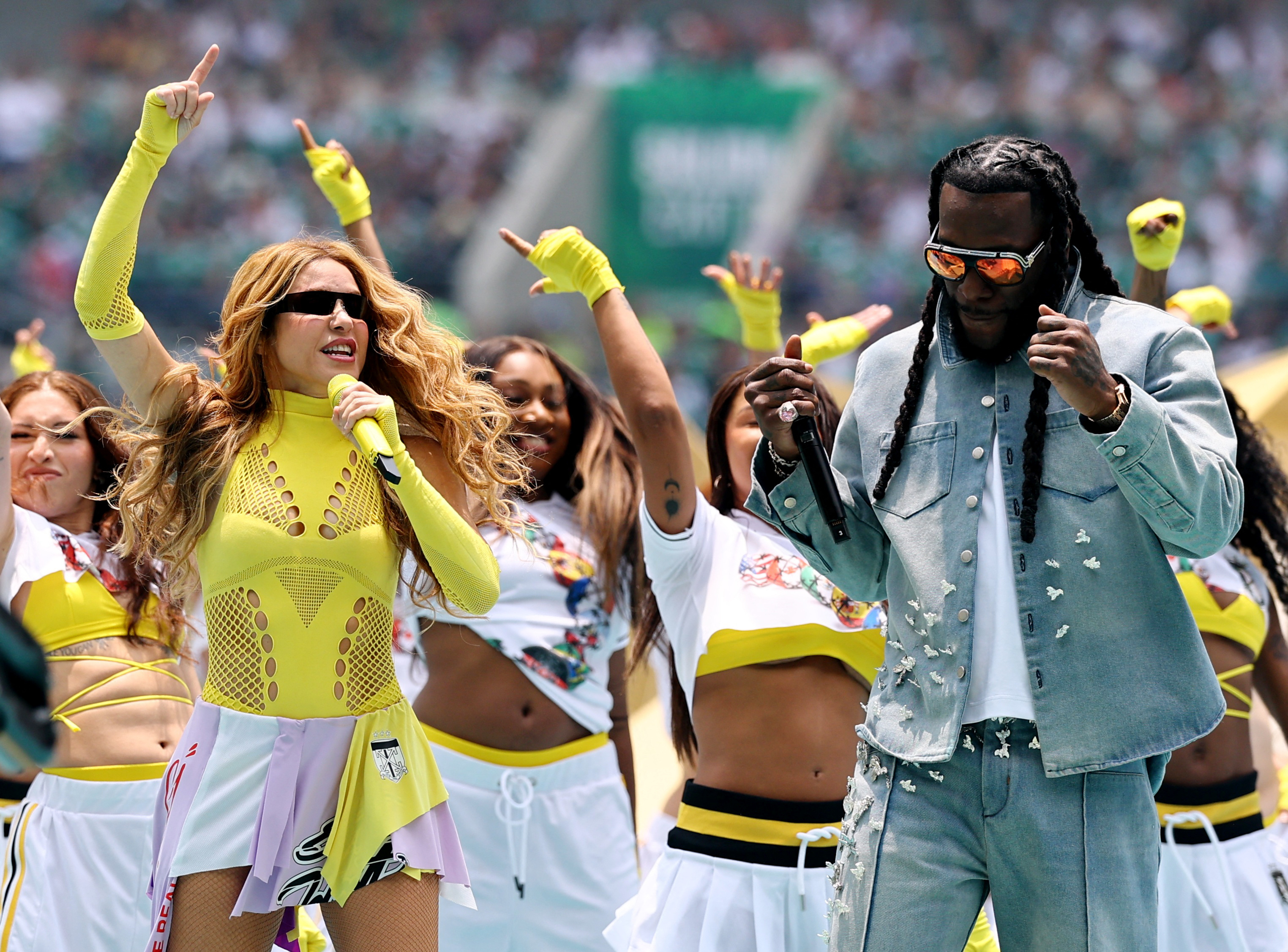 Shakira e Burna Boy durante a cerimônia de abertura da Copa do Mundo