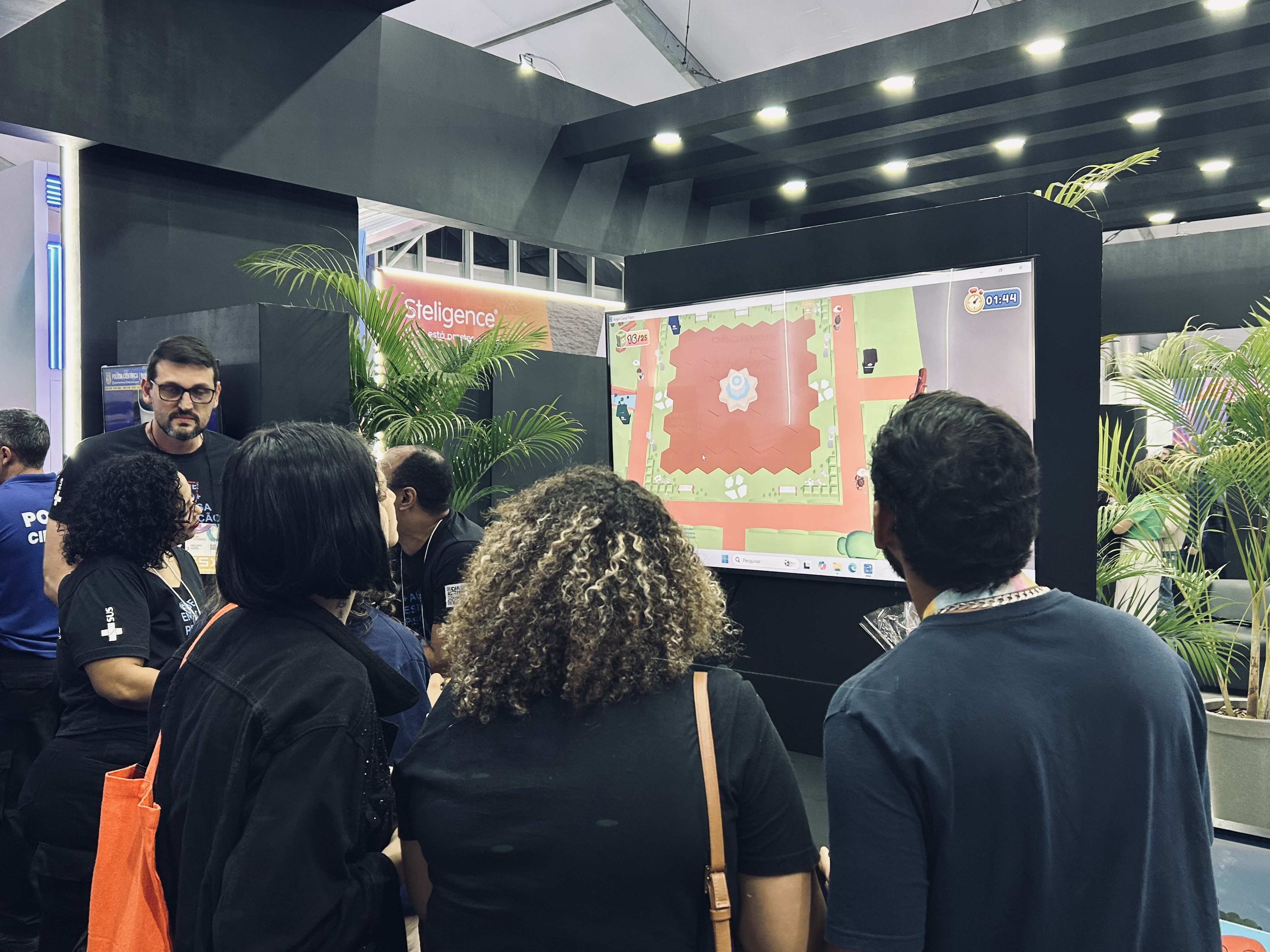Jovens participam do jogo Caça Foco, que utiliza a tecnologia para conscientizar sobre a prevenção da dengue