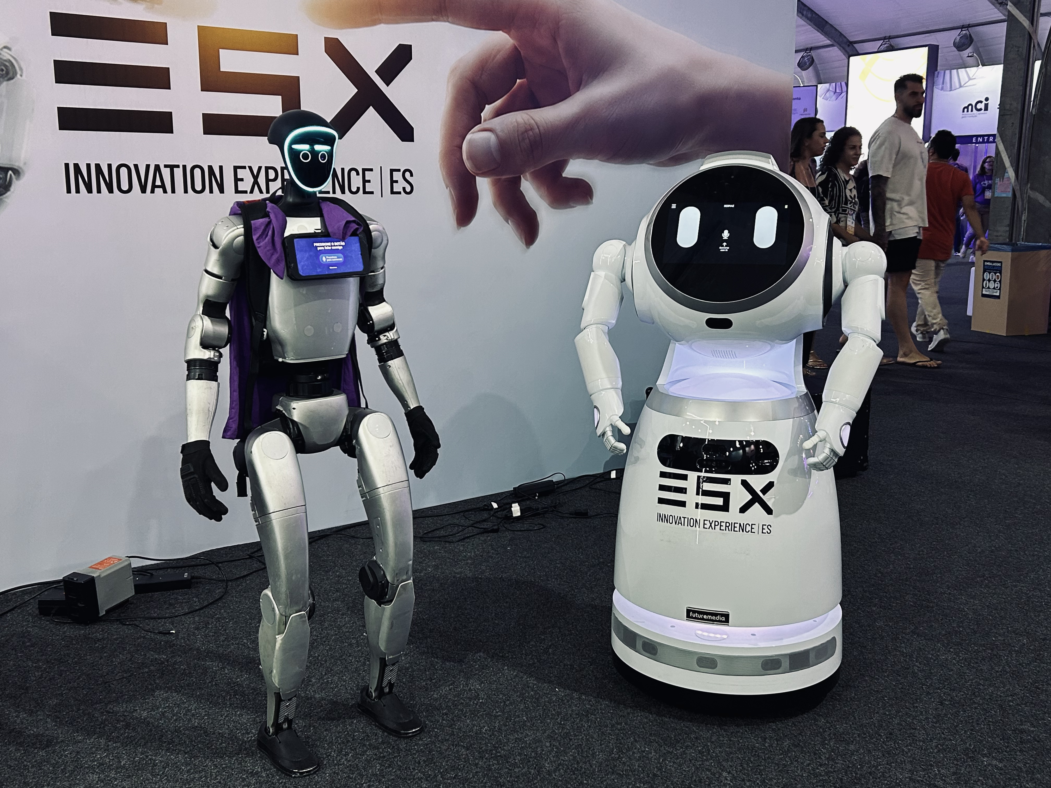 Robôs interativos atraem visitantes com danças, brincadeiras e sessões de fotos durante o ESX 2026.