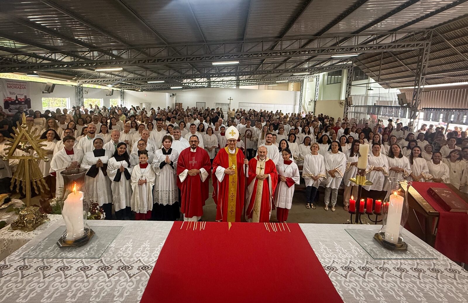 Dom Sérgio, padres e fiéis em missa de Pentecostes em Colatina
