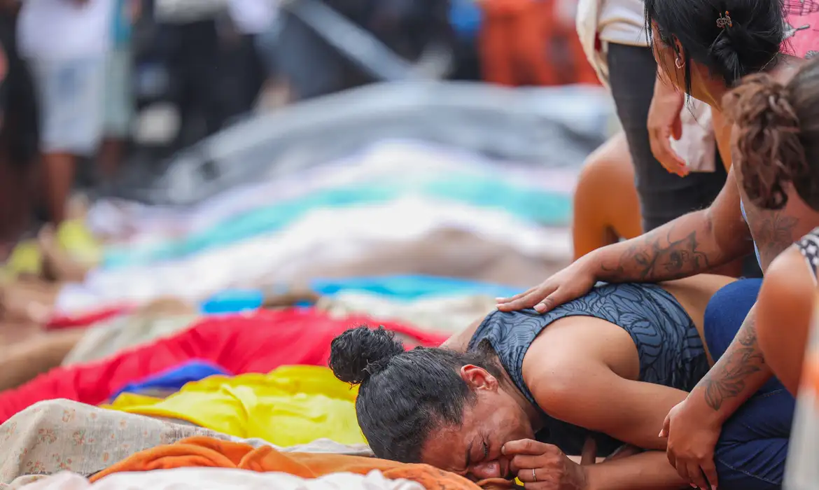 Rio de Janeiro, 29/10/2025 - Trazidos por moradores, dezenas de corpos de mortos na Operação Contenção foram levados para a Praça São Lucas, na Penha, zona norte do Rio de Janeiro