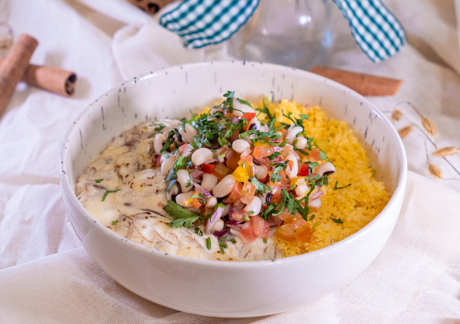Cuscuz com creme de queijo e carne de panela do cardápio junino do Olima Café