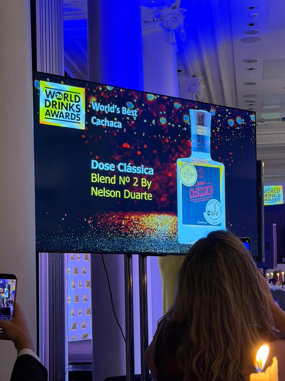 Exibição da imagem da cachaça capixaba no painel do concurso World Drinks Awards 2026, em Londres