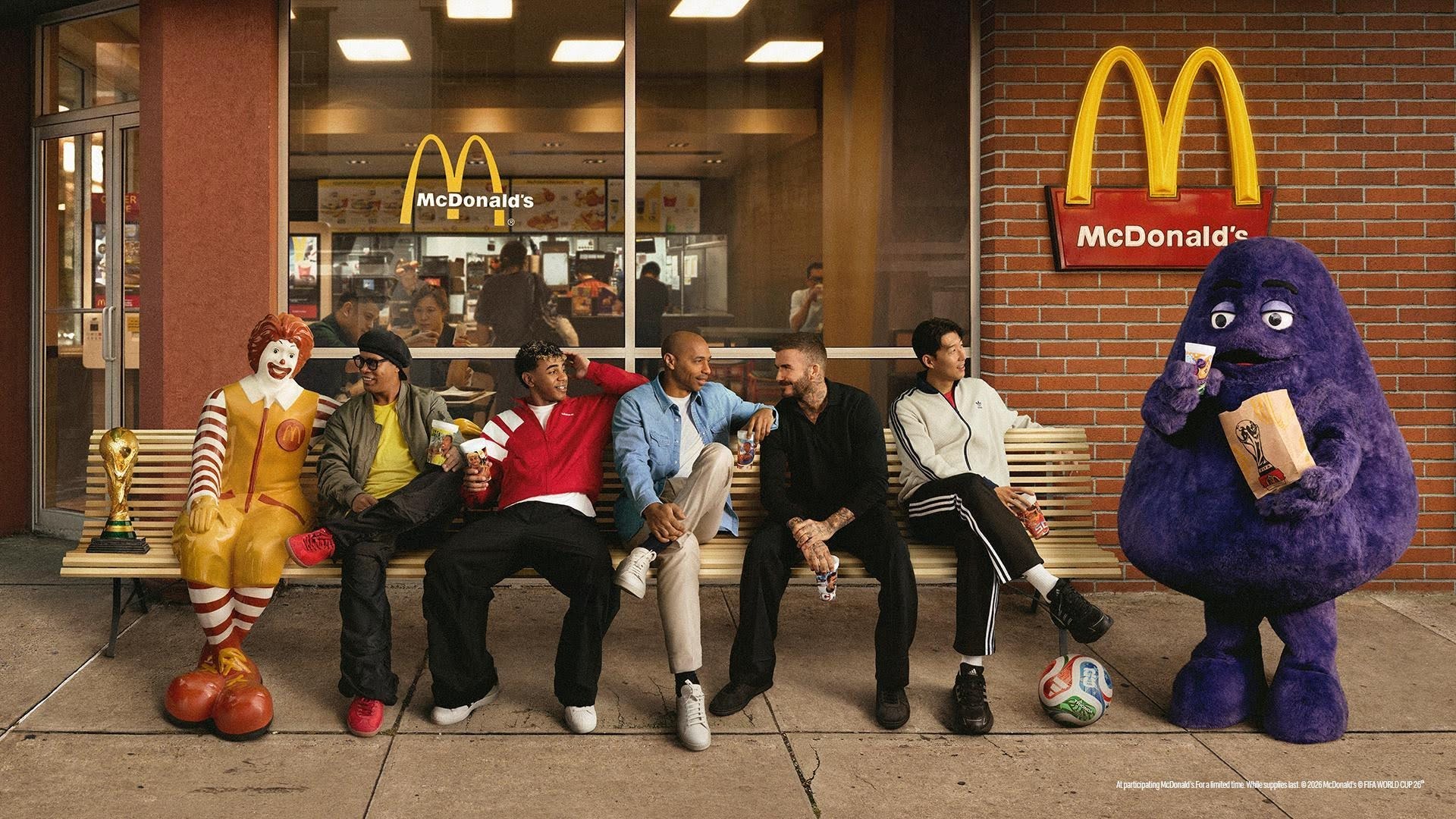 Por ordem (da esquerda para direita): Ronald McDonald, Ronaldinho Gaúcho, Lamine Yamal, Thierry Henry, David Beckham, Son Heung-min e Grimace.