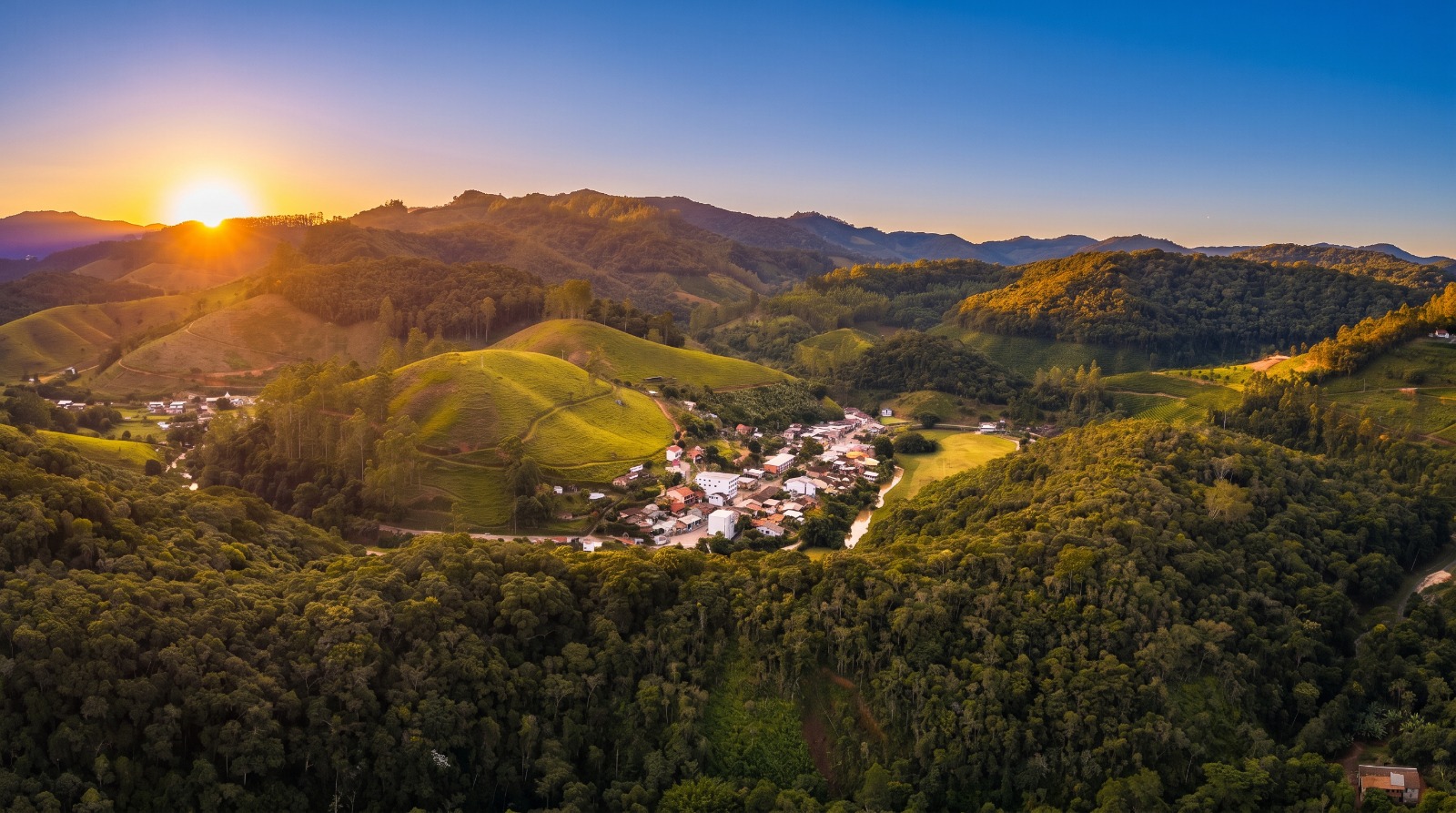 Paisagem de montanha em São Roque de Maravilha, distrito de Alfredo Chaves que registrou 8º