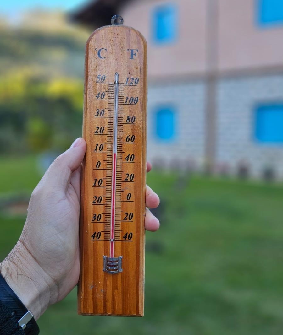 Morador de São Bento de Urânia mostra termômetro marcando temperatura inferior a 10º