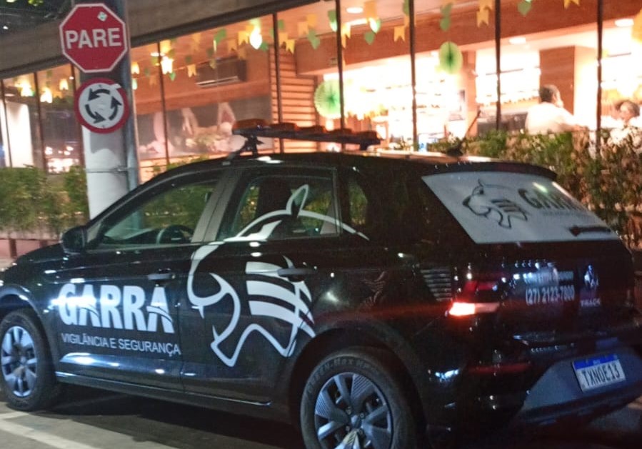 Carro da empresa de segurança patrimonial que faz rondas pelo comércio da Praia do Canto