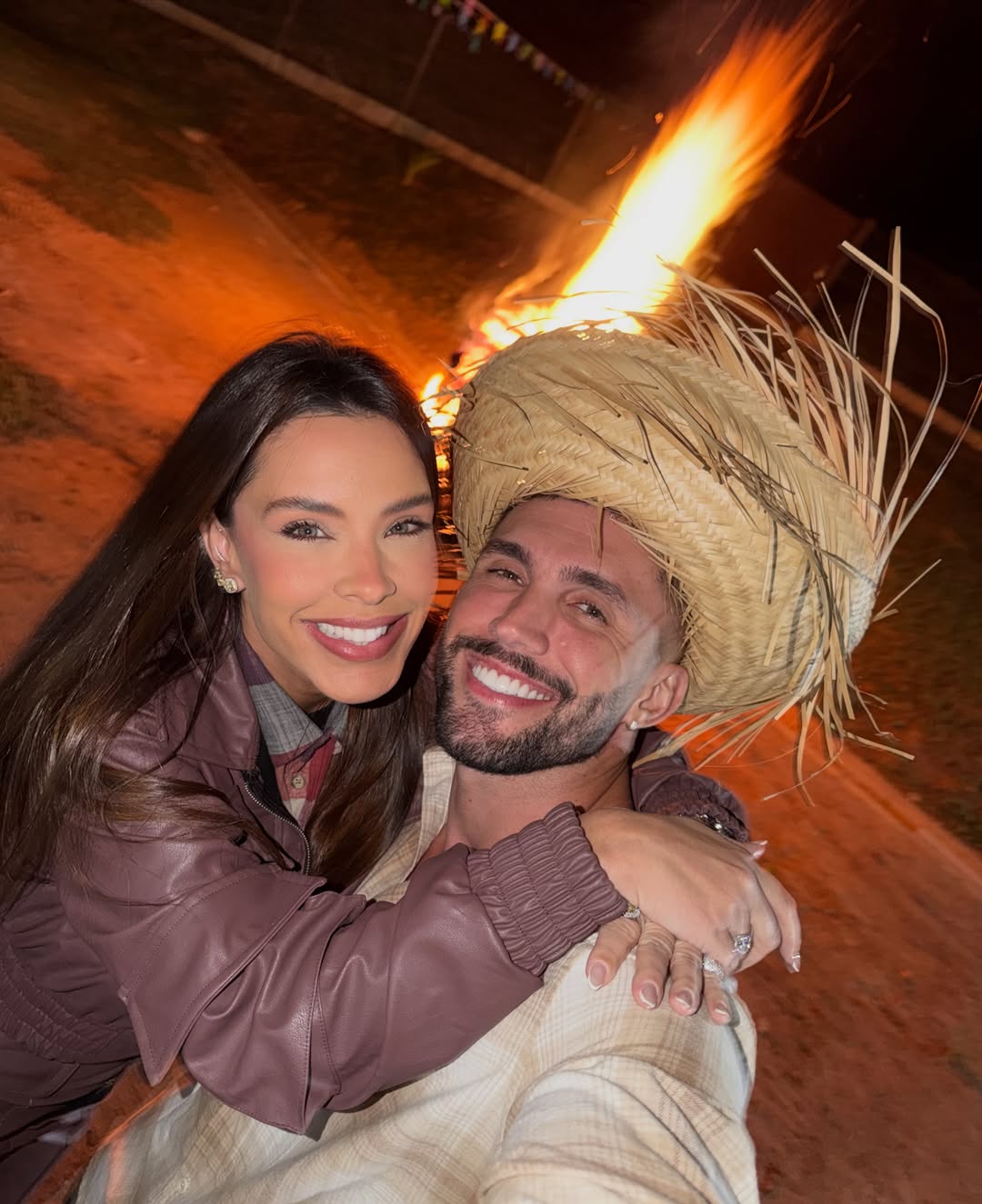 Arthur Picoli com a namorada Ivy na sua festa junina no ES