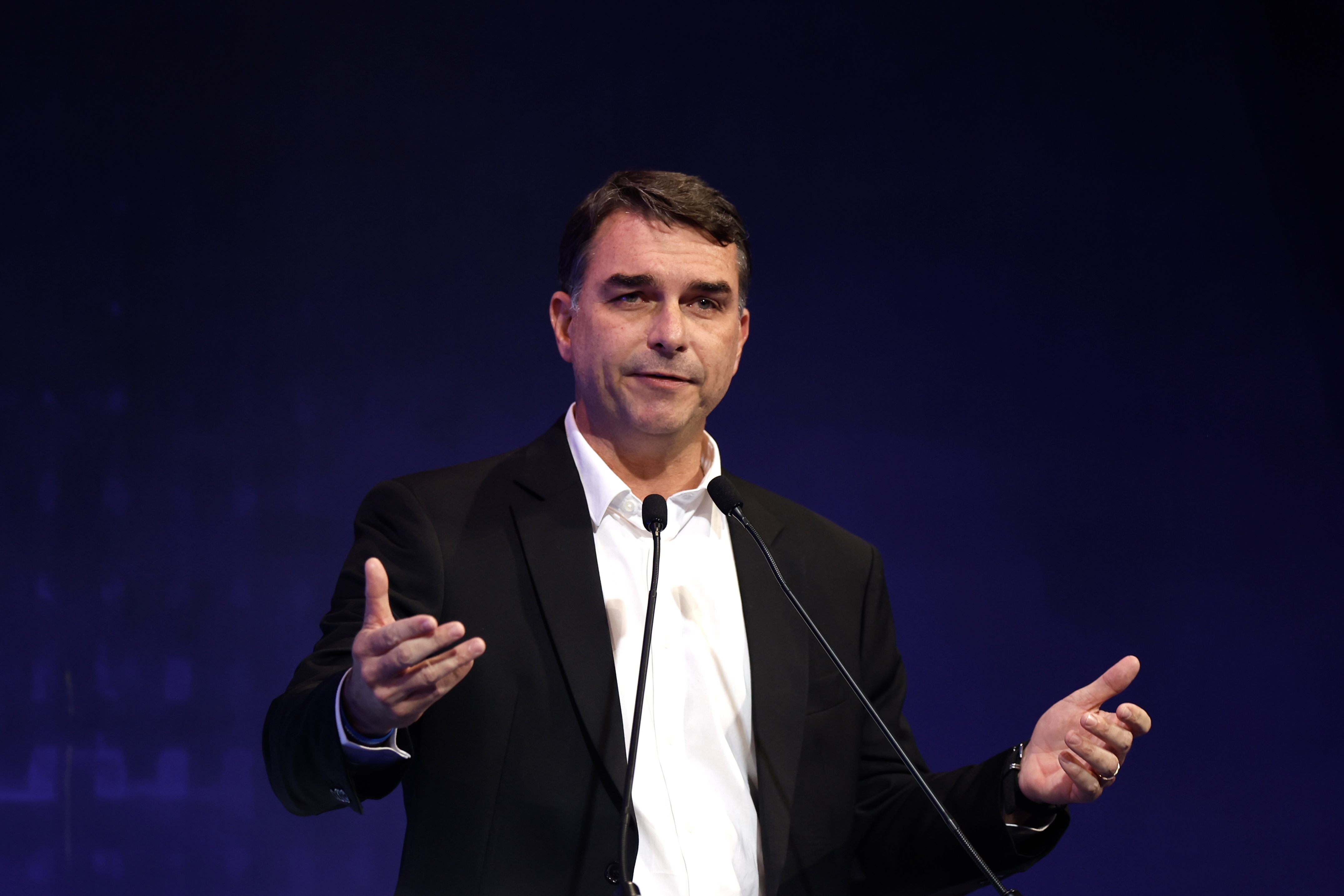senador Flávio Bolsonaro, pré-candidato à presidência da república, participa de debate com industriais promovido pela CNI