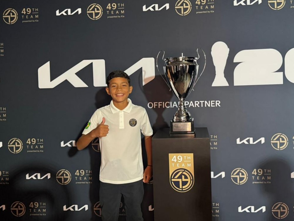 Samuel Silva, de 13 anos, vai entrar com a bola da copa no jogo entre Brasil x Escócia