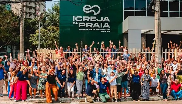 Membros da Igreja da Praia (antiga Igreja Batista da Praia do Canto) em frente ao templo