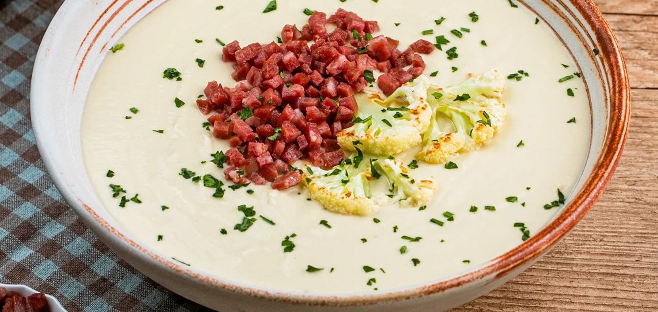 Caldo de couve-flor com crocante de linguiça