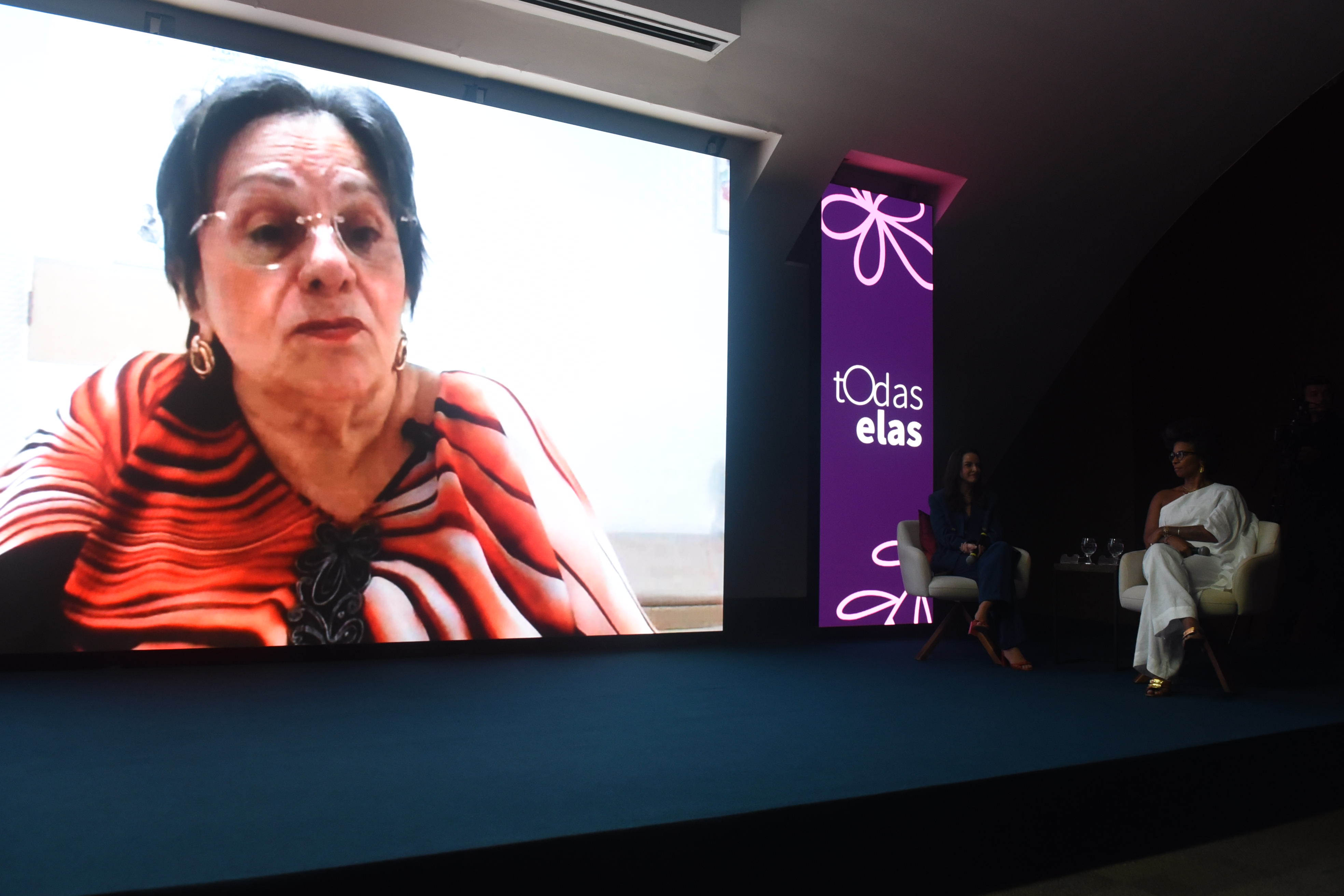 Evento Todas Elas - Elaine Silva, Maria da Penha, a jornalista Rita Batista, a juíza Thaita Trevisan (terno azul), e a secretaria Fabiana Malheiros (azul/óculos)