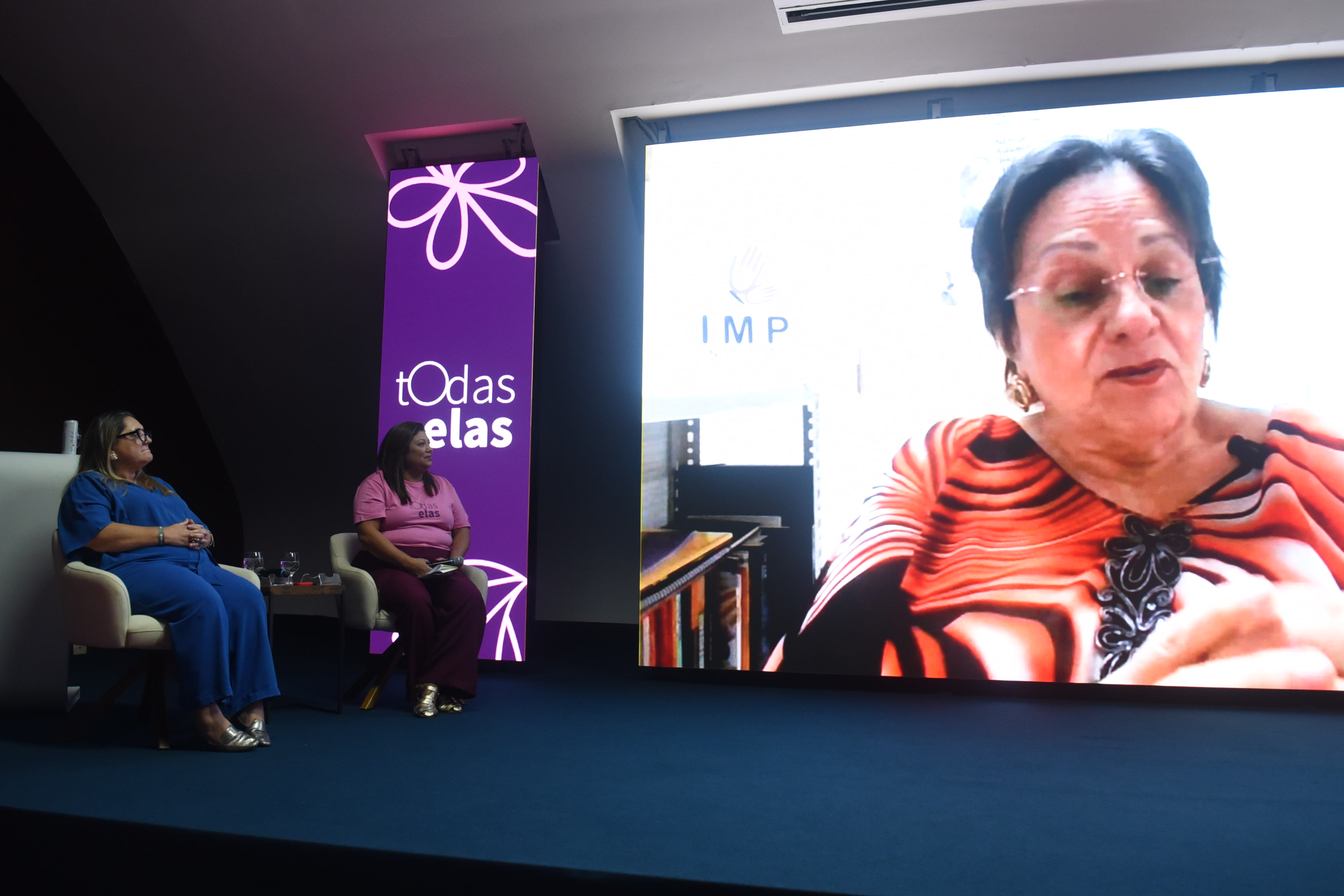 Evento Todas Elas - Elaine Silva, Maria da Penha, a jornalista Rita Batista, a juíza Thaita Trevisan (terno azul), e a secretaria Fabiana Malheiros (azul/óculos)