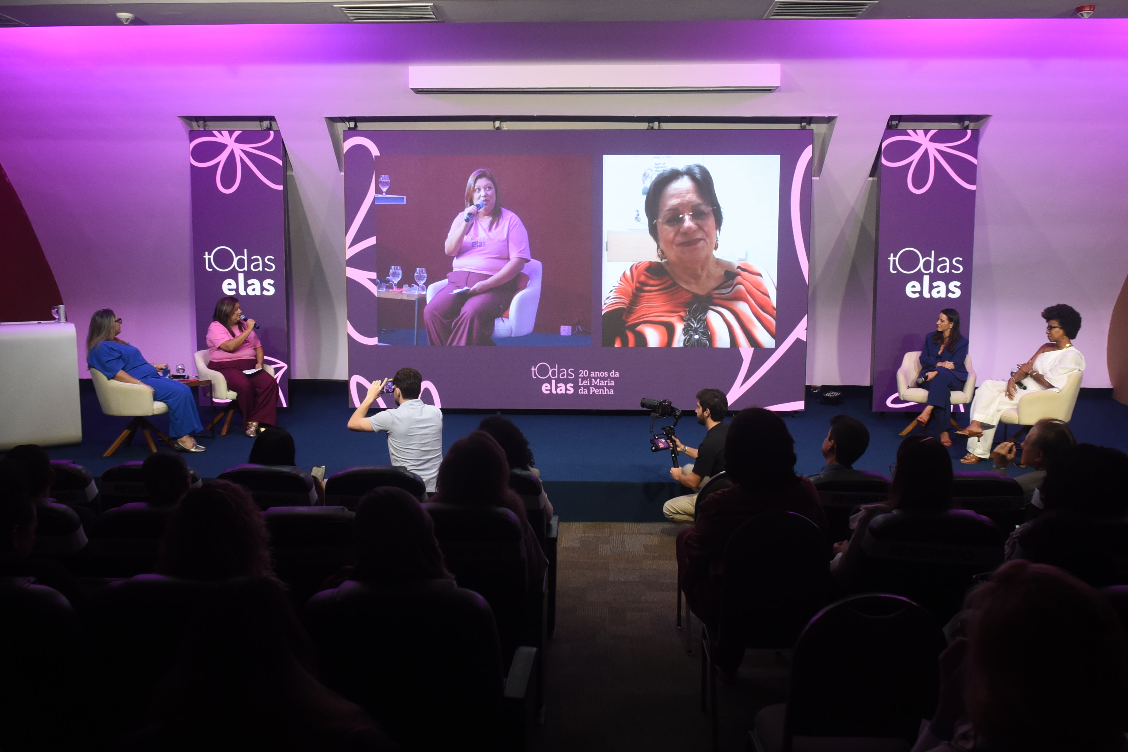 Evento Todas Elas - Elaine Silva, Maria da Penha, a jornalista Rita Batista, a juíza Thaita Trevisan (terno azul), e a secretaria Fabiana Malheiros (azul/óculos)