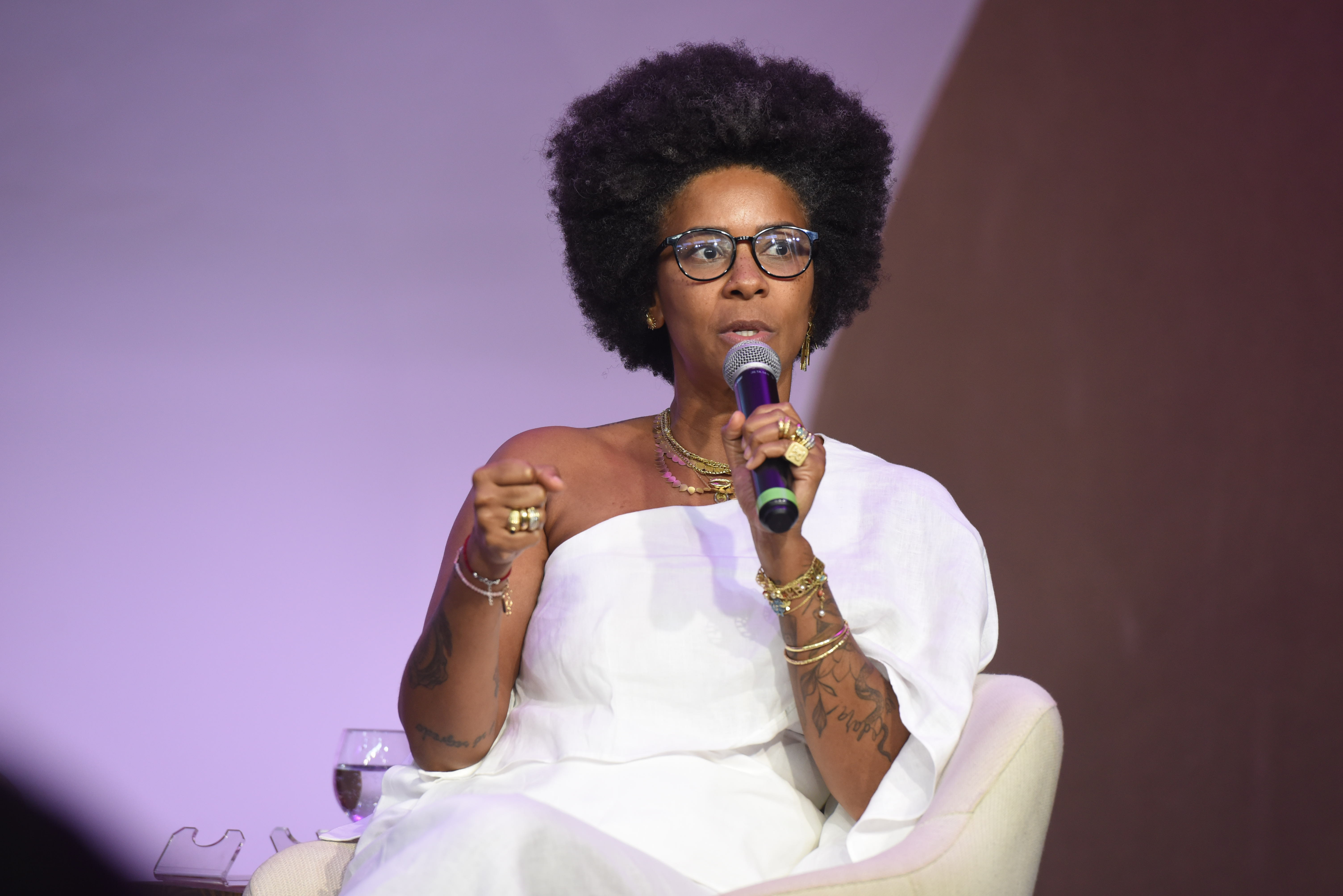 Evento Todas Elas - Elaine Silva, Maria da Penha, a jornalista Rita Batista, a juíza Thaita Trevisan (terno azul), e a secretaria Fabiana Malheiros (azul/óculos)
