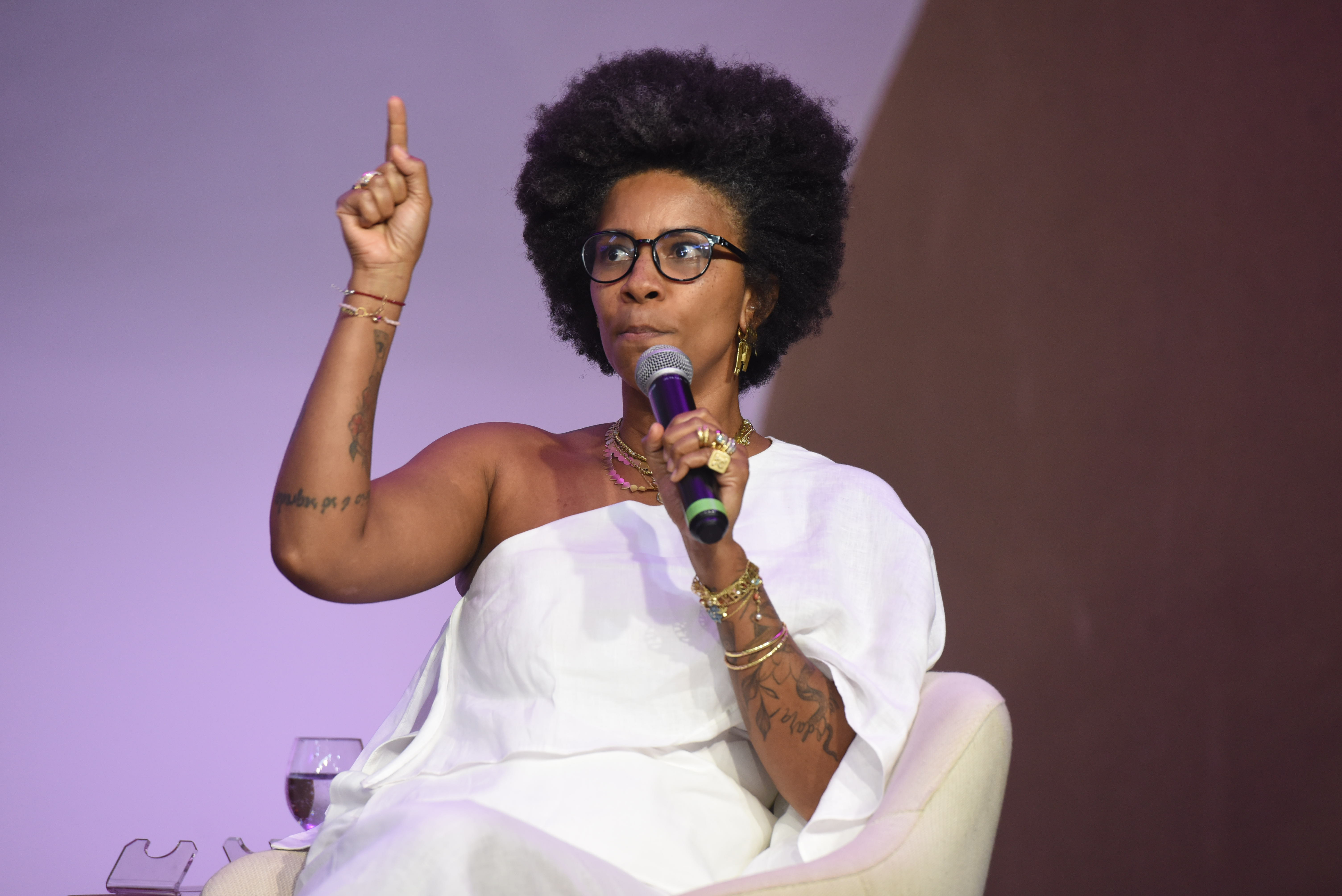 Evento Todas Elas - Elaine Silva, Maria da Penha, a jornalista Rita Batista, a juíza Thaita Trevisan (terno azul), e a secretaria Fabiana Malheiros (azul/óculos)