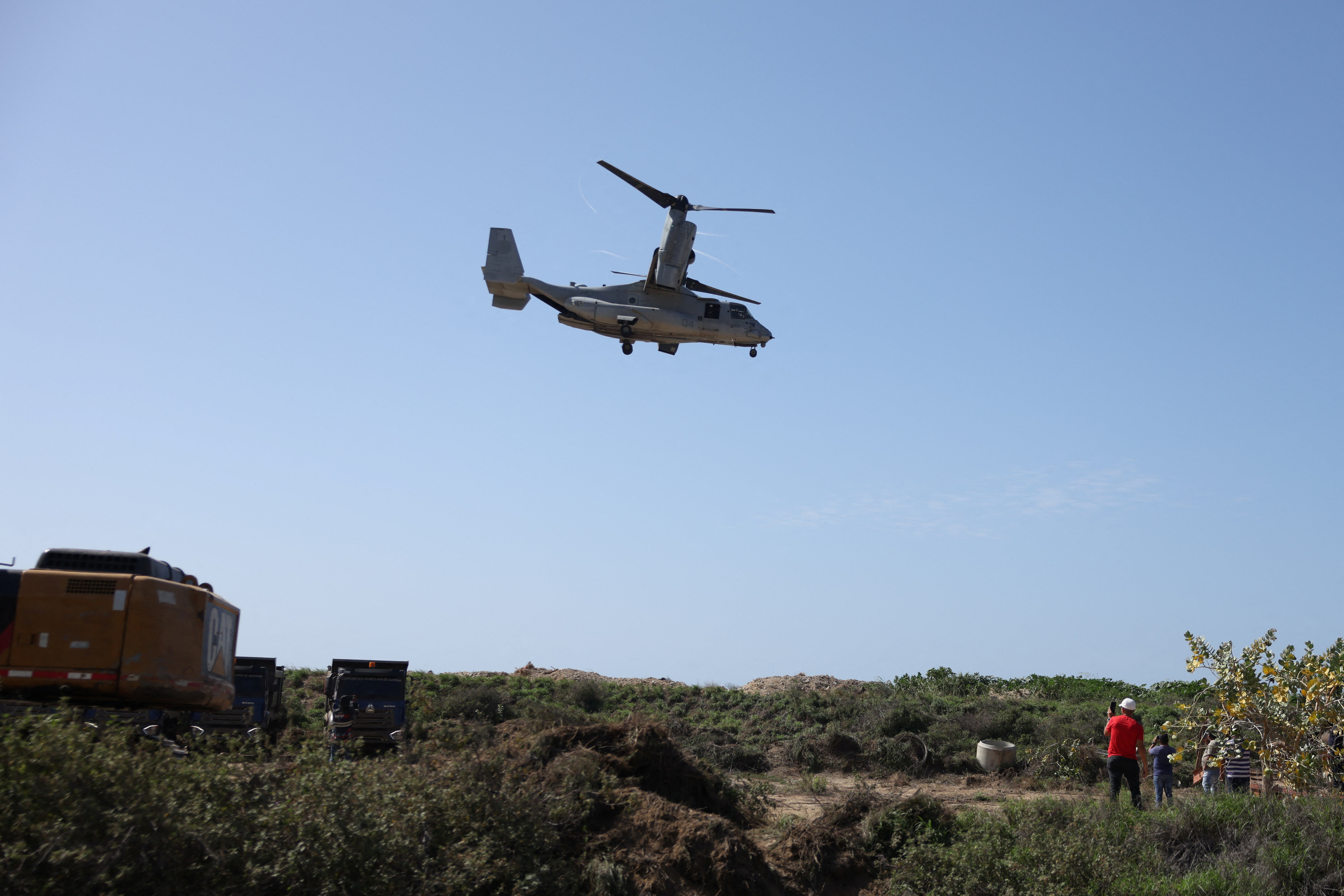 Uma aeronave dos Estados Unidos chega a La Guaira, na Venezuela, para ajudar no trabalho de resgate de vítimas do terremoto