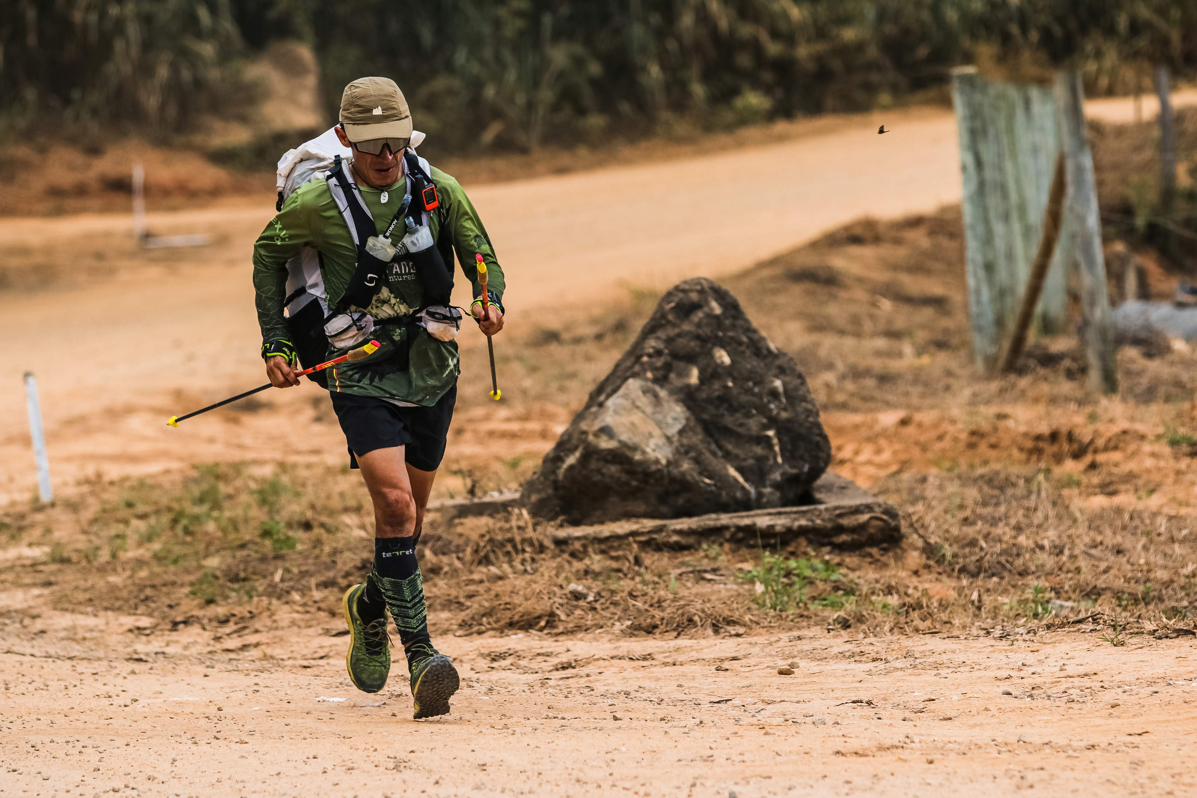 Na competição, o atleta caminha com um equipamento leve e compacto, até um ponto da montanha, e dali decola