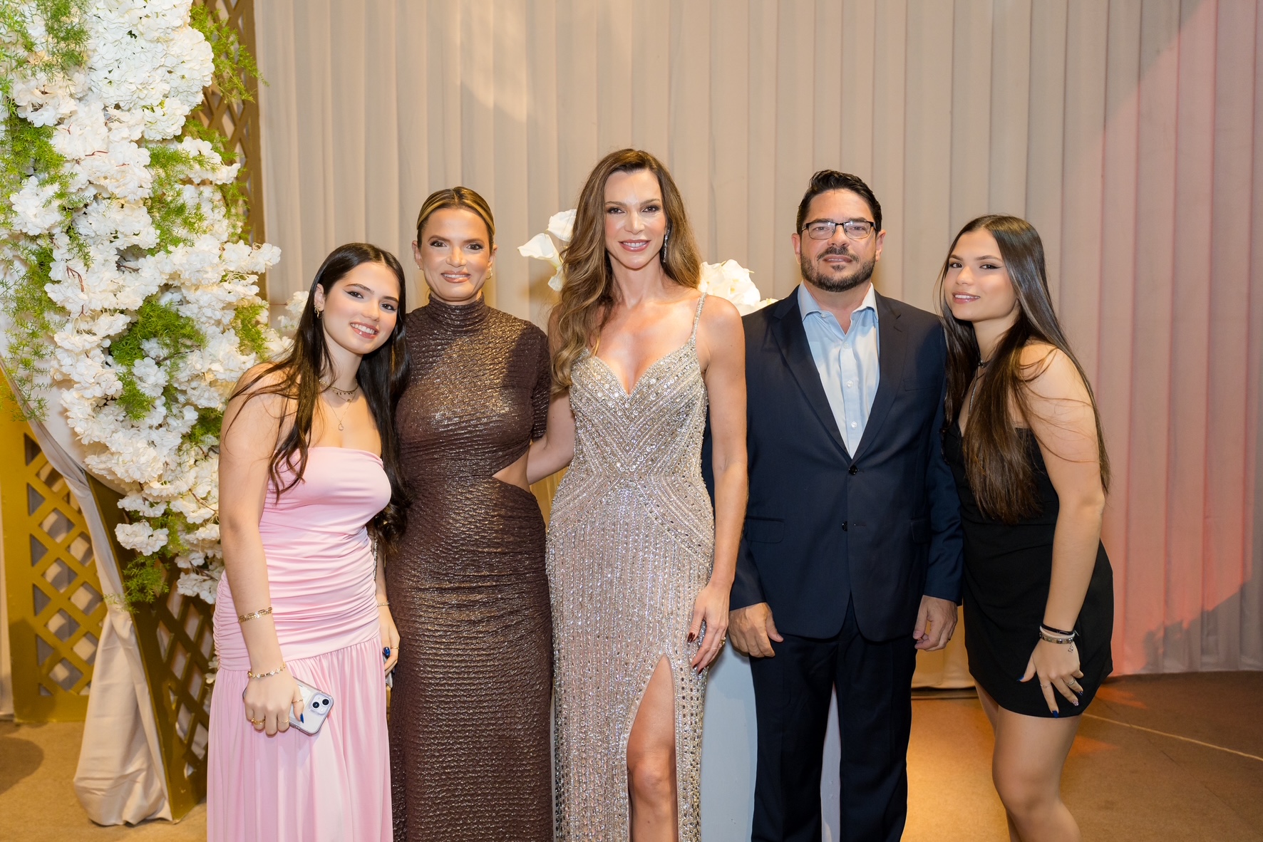 Roberta Epichin e Rounilo Furlani, com as filhas Isadora e Sofia