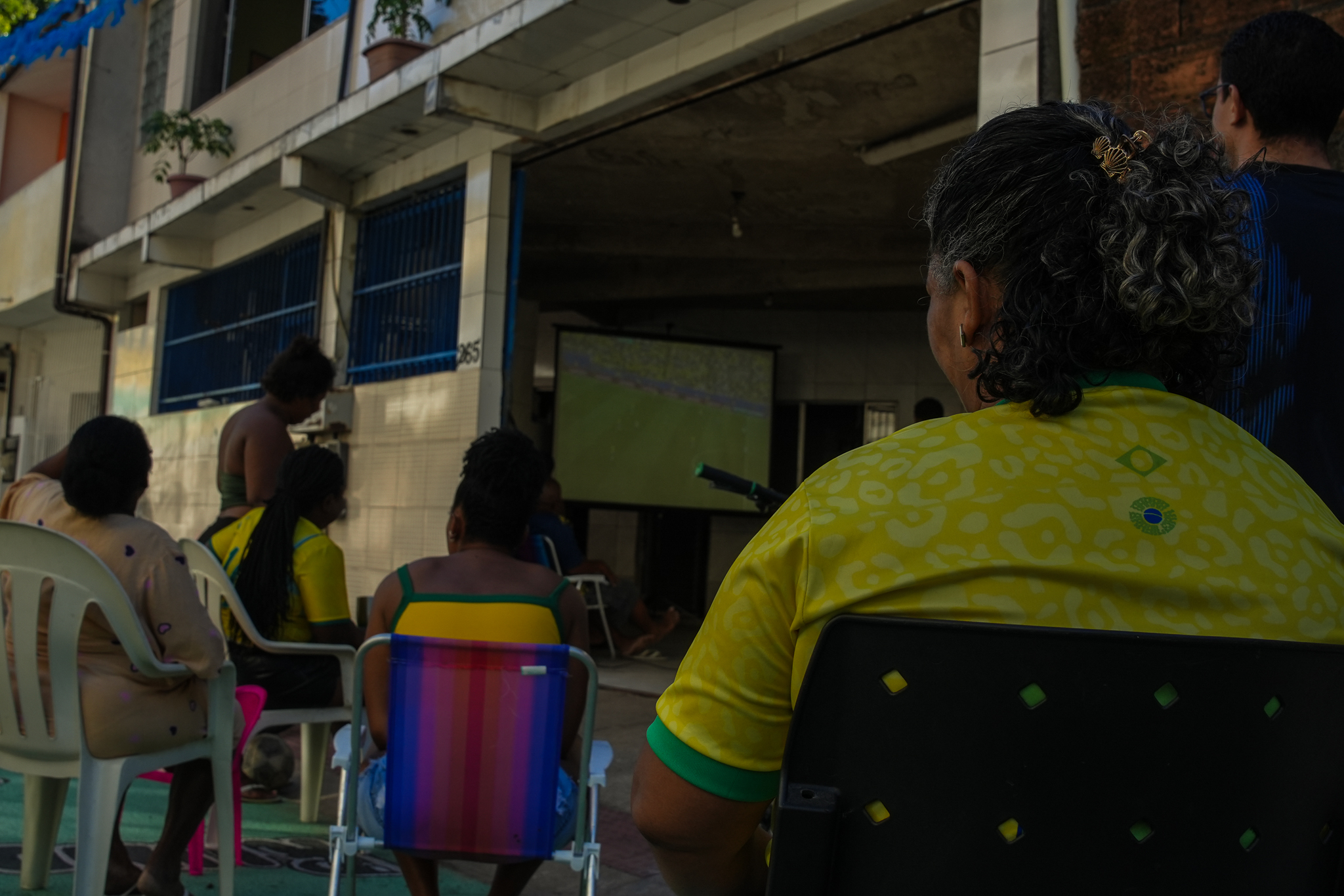 Moradoes do bairro São Jorge, na Grande São Pedro, assistem ao jogo do Brasil contra o Japão
