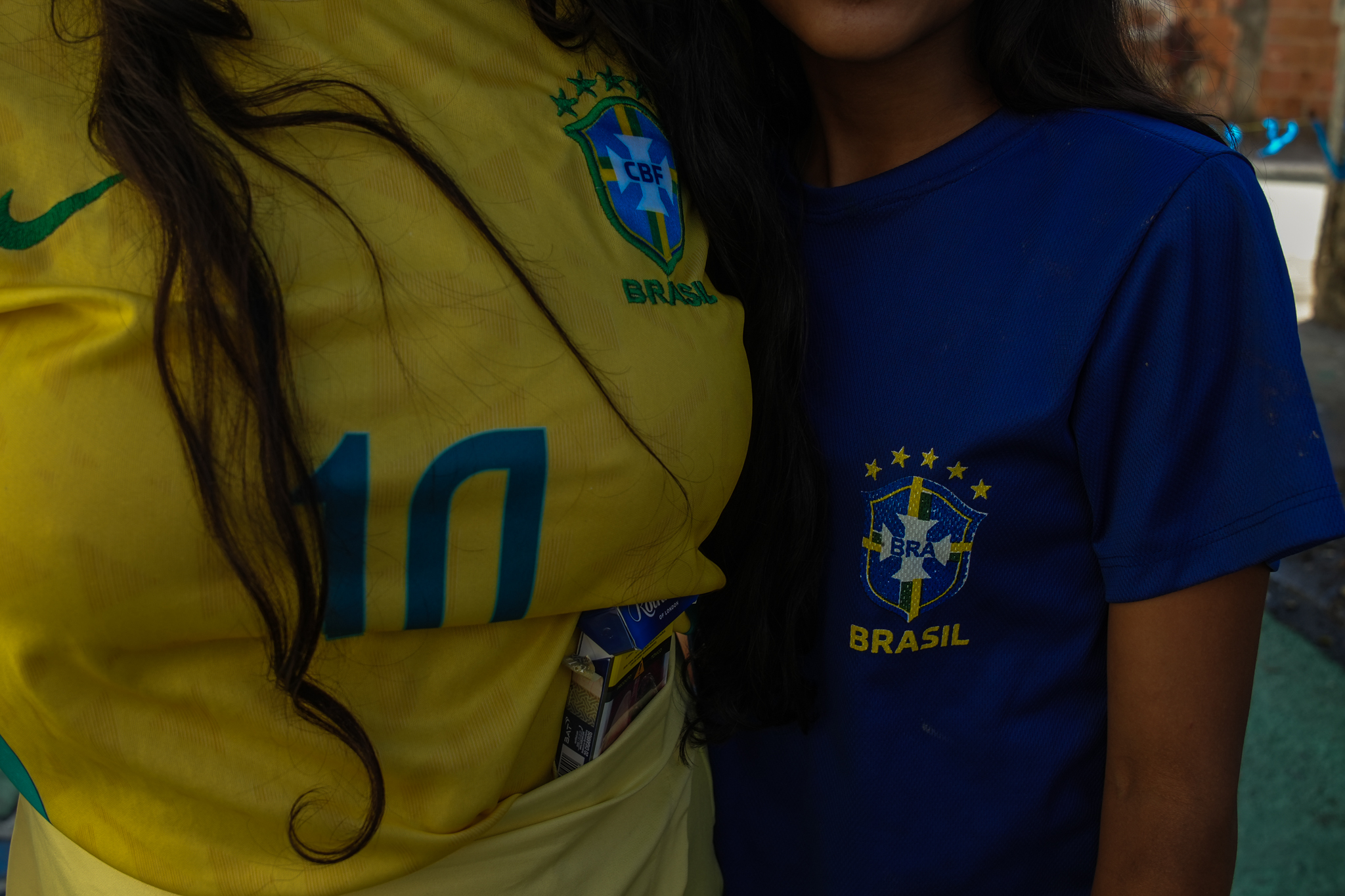 Moradoes do bairro São Jorge, na Grande São Pedro, assistem ao jogo do Brasil contra o Japão