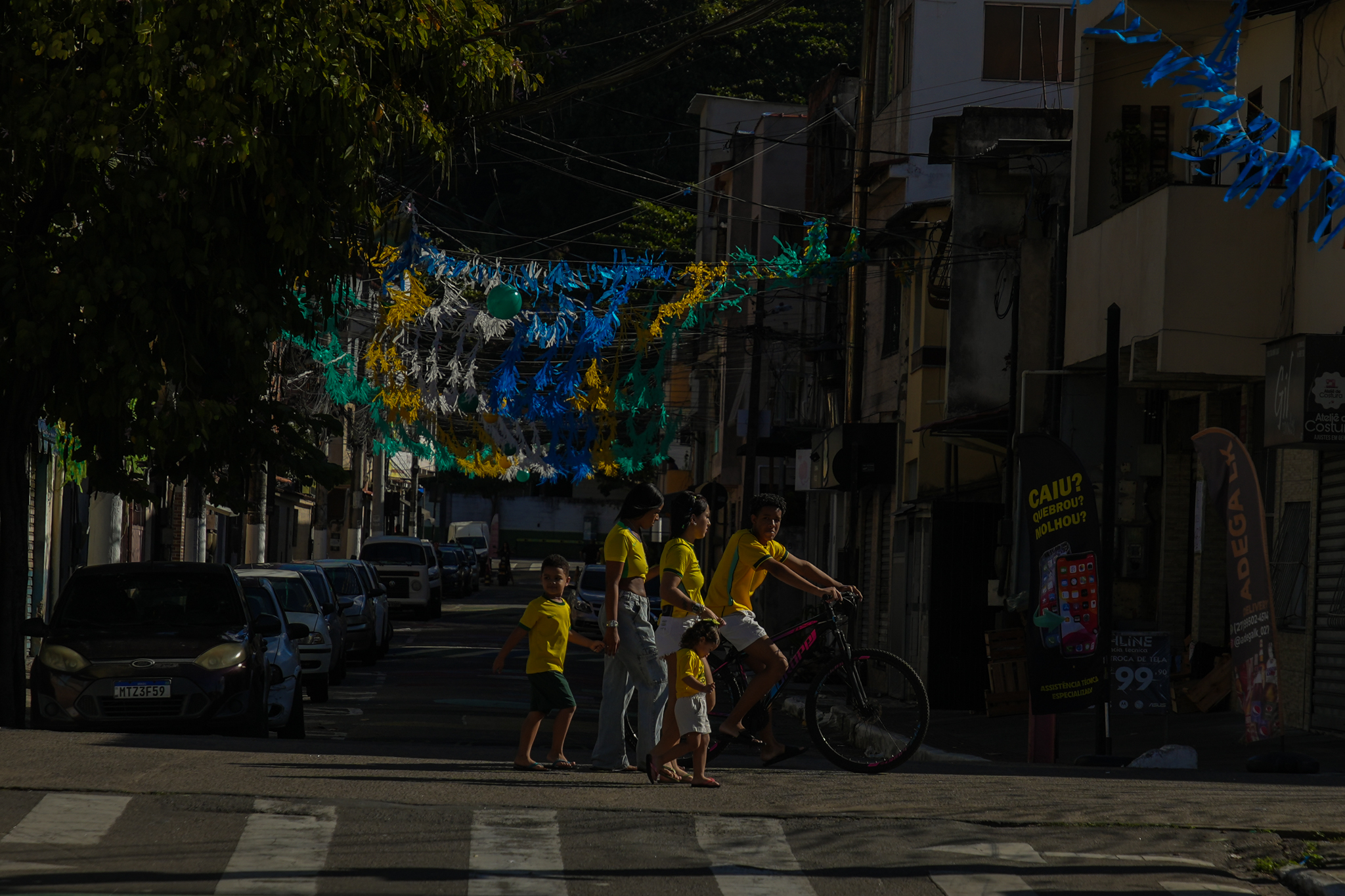 Moradoes do bairro São Jorge, na Grande São Pedro, assistem ao jogo do Brasil contra o Japão
