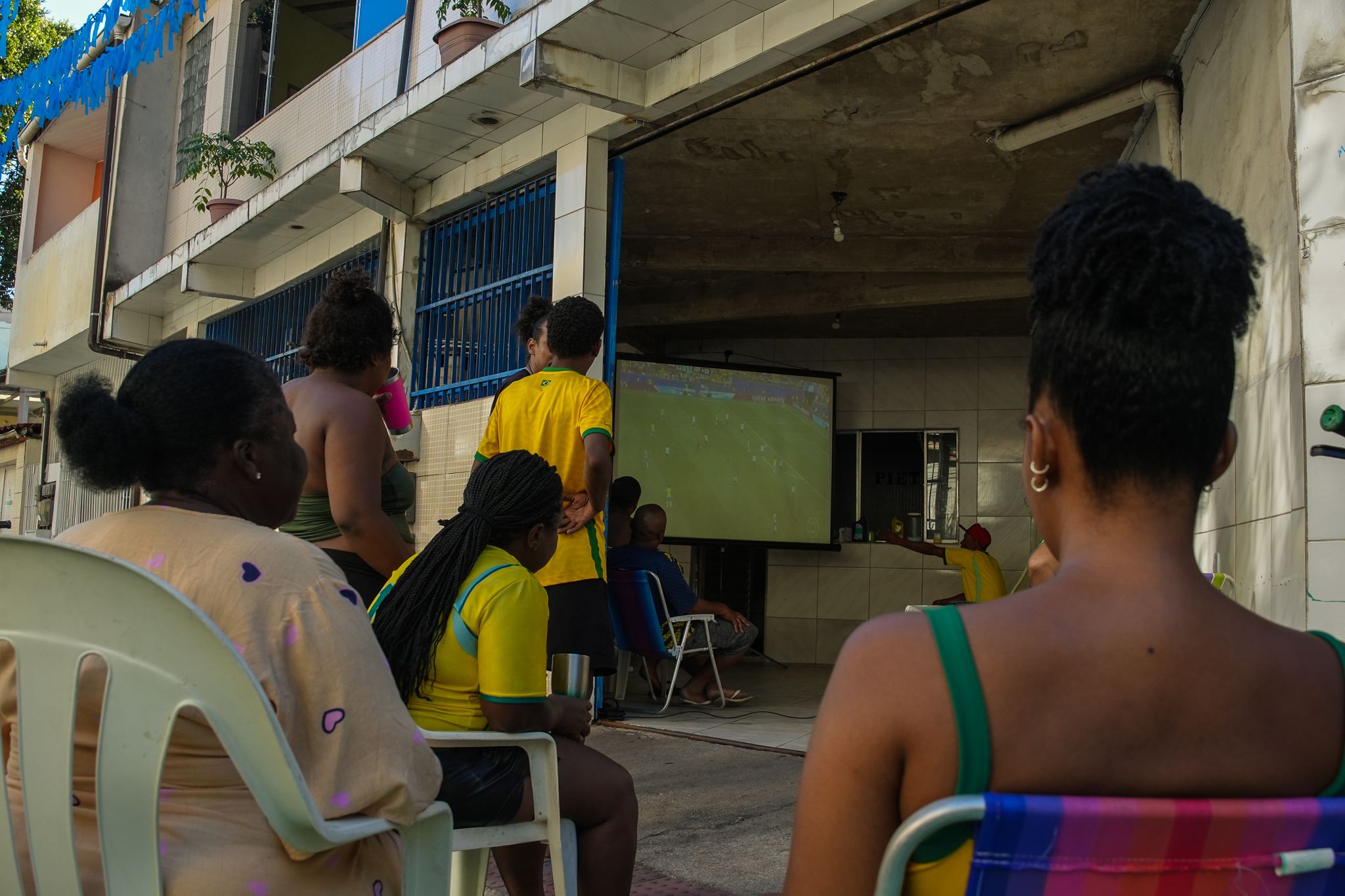 Moradoes do bairro São Jorge, na Grande São Pedro, assistem ao jogo do Brasil contra o Japão