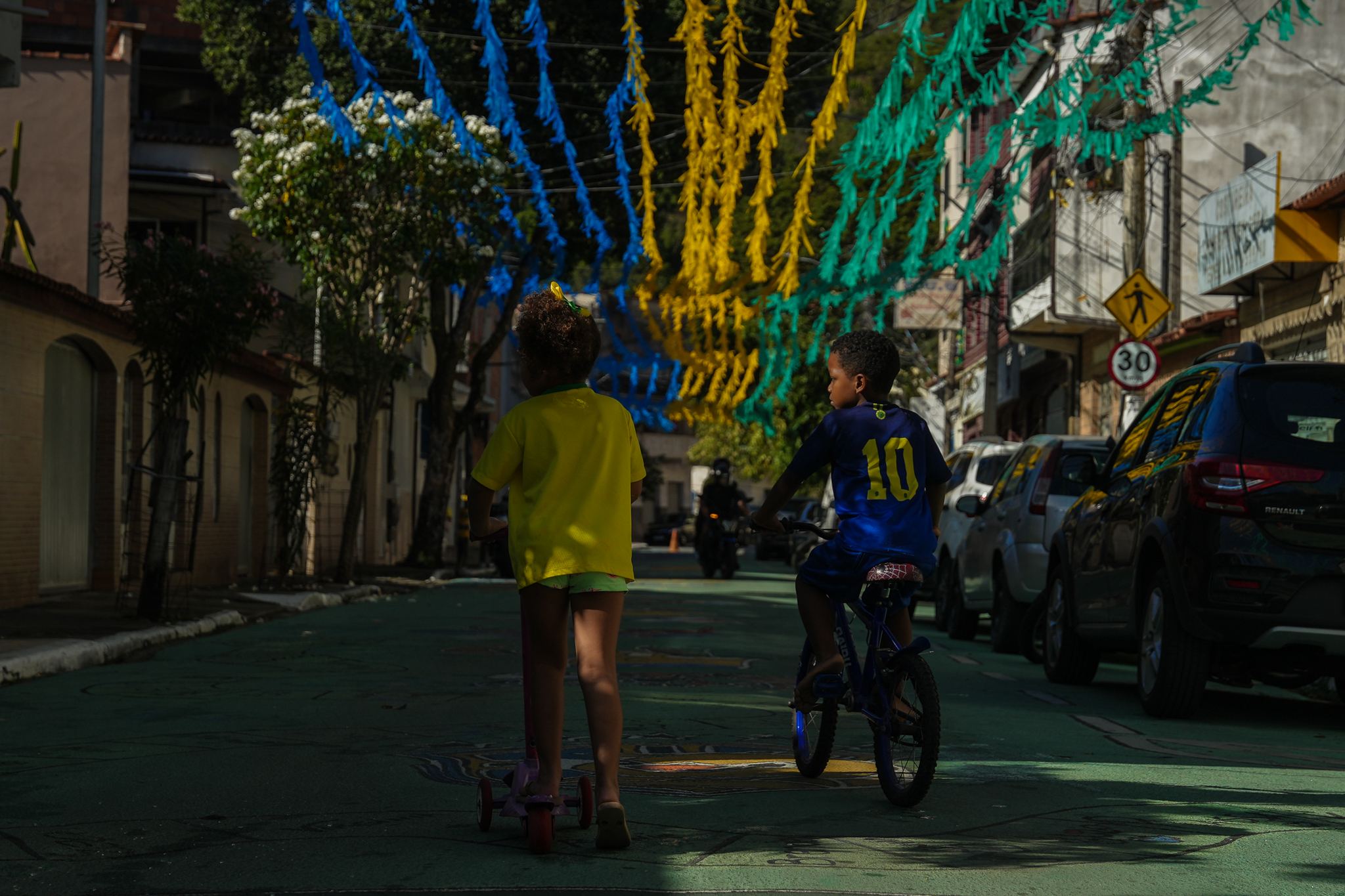 Moradoes do bairro São Jorge, na Grande São Pedro, assistem ao jogo do Brasil contra o Japão