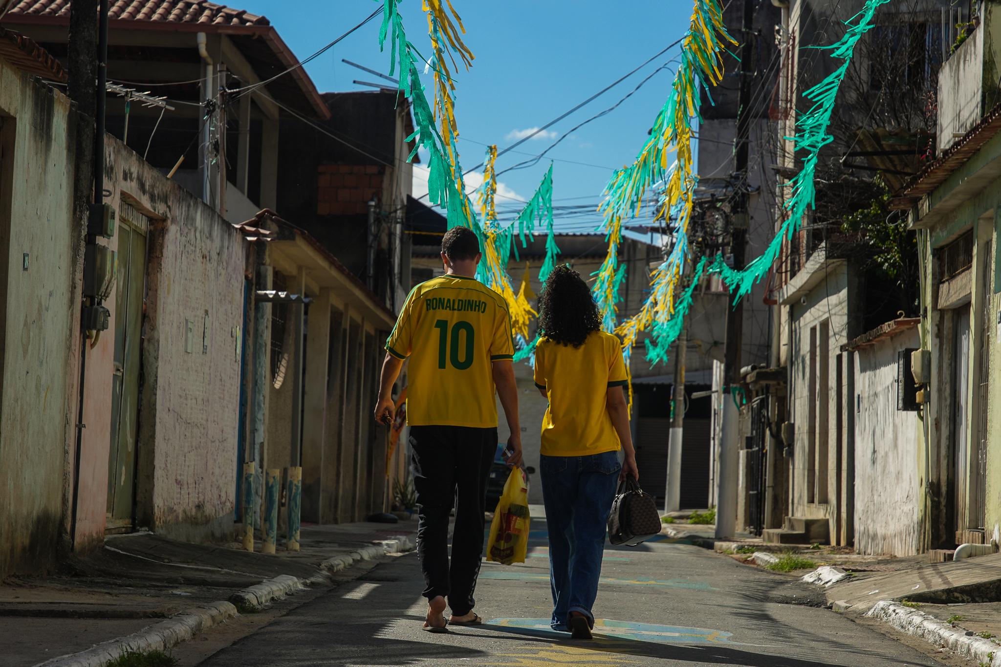 Moradoes do bairro São Jorge, na Grande São Pedro, assistem ao jogo do Brasil contra o Japão