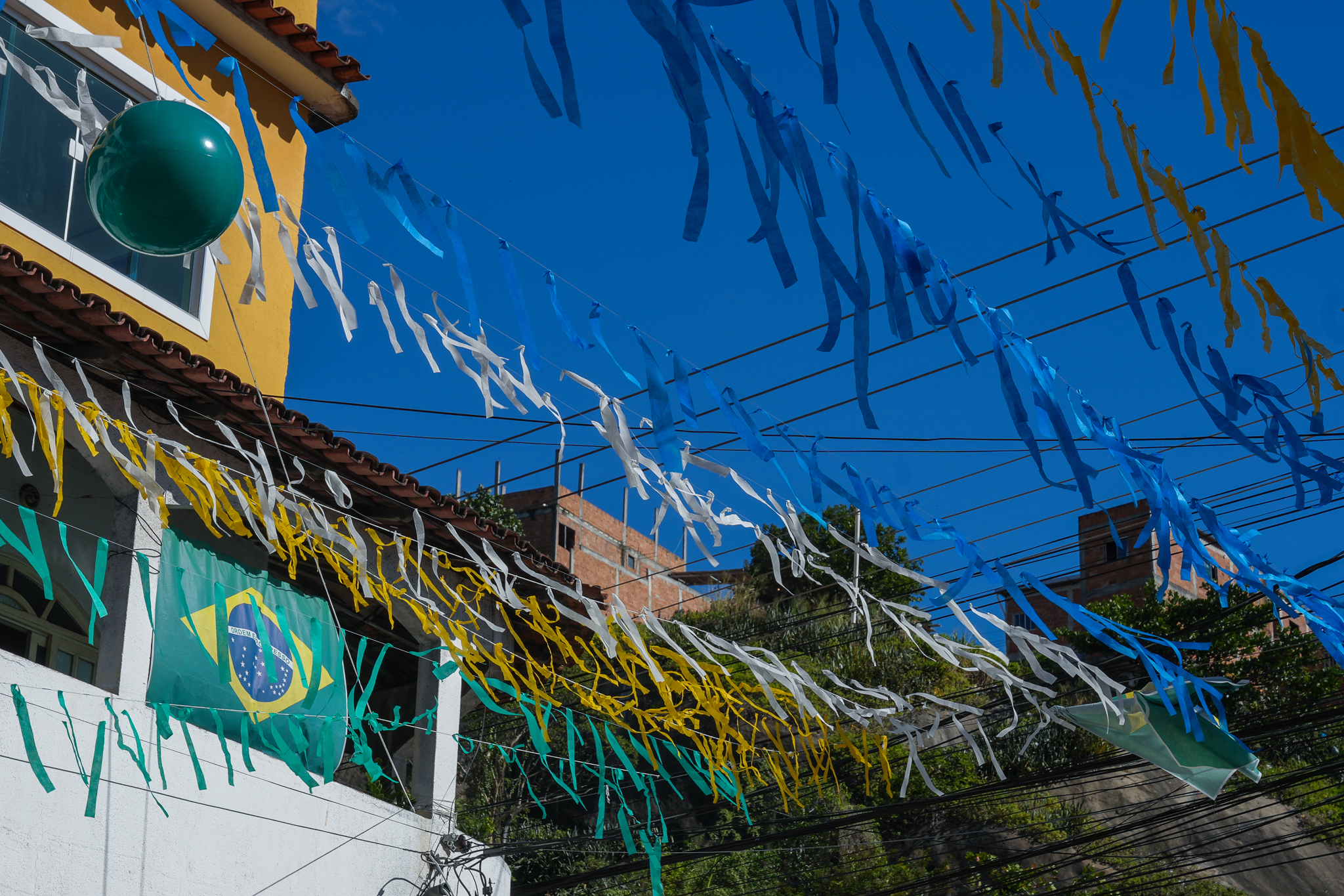 Moradoes do bairro São Jorge, na Grande São Pedro, assistem ao jogo do Brasil contra o Japão