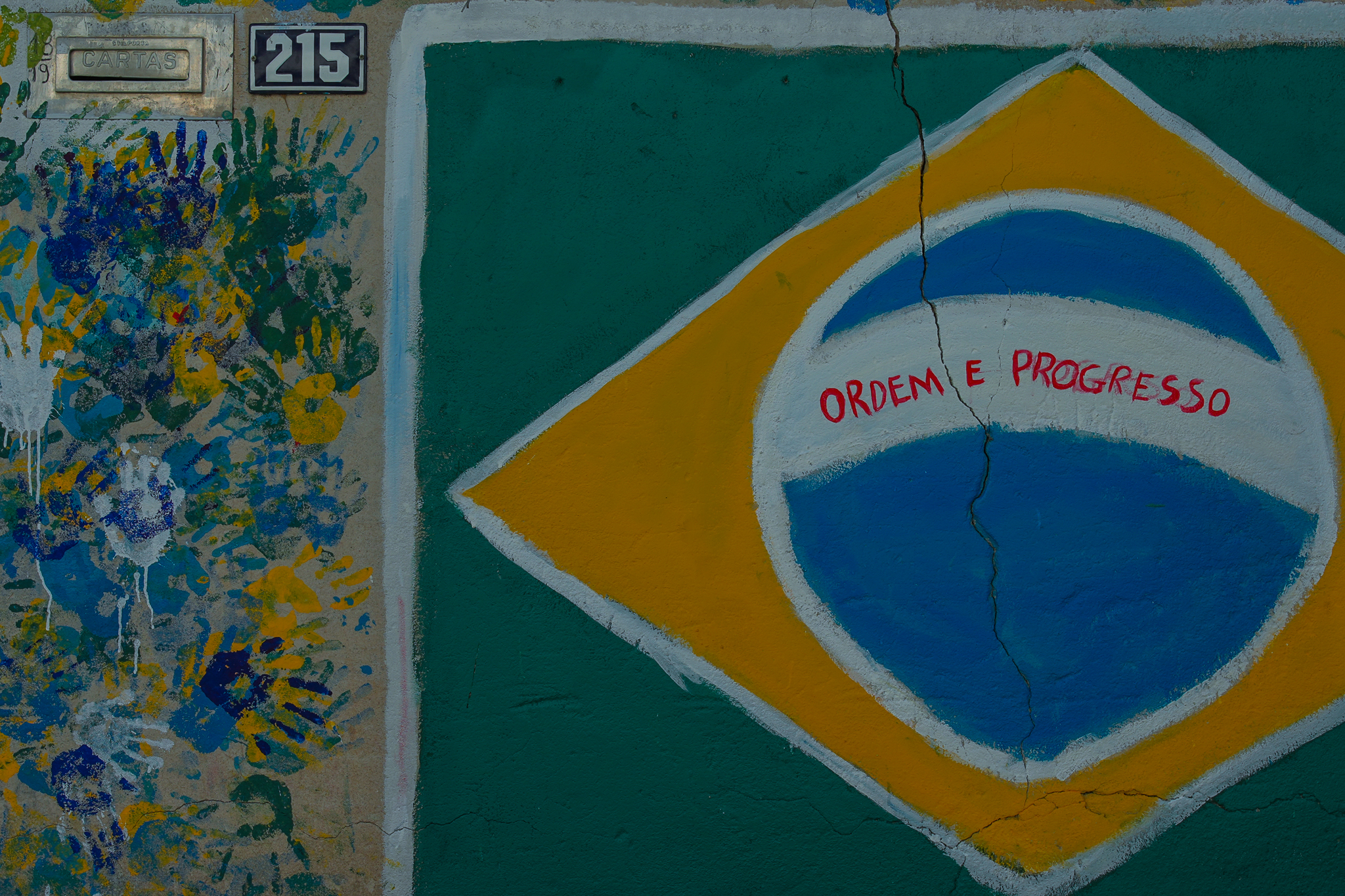 Moradoes do bairro São Jorge, na Grande São Pedro, assistem ao jogo do Brasil contra o Japão
