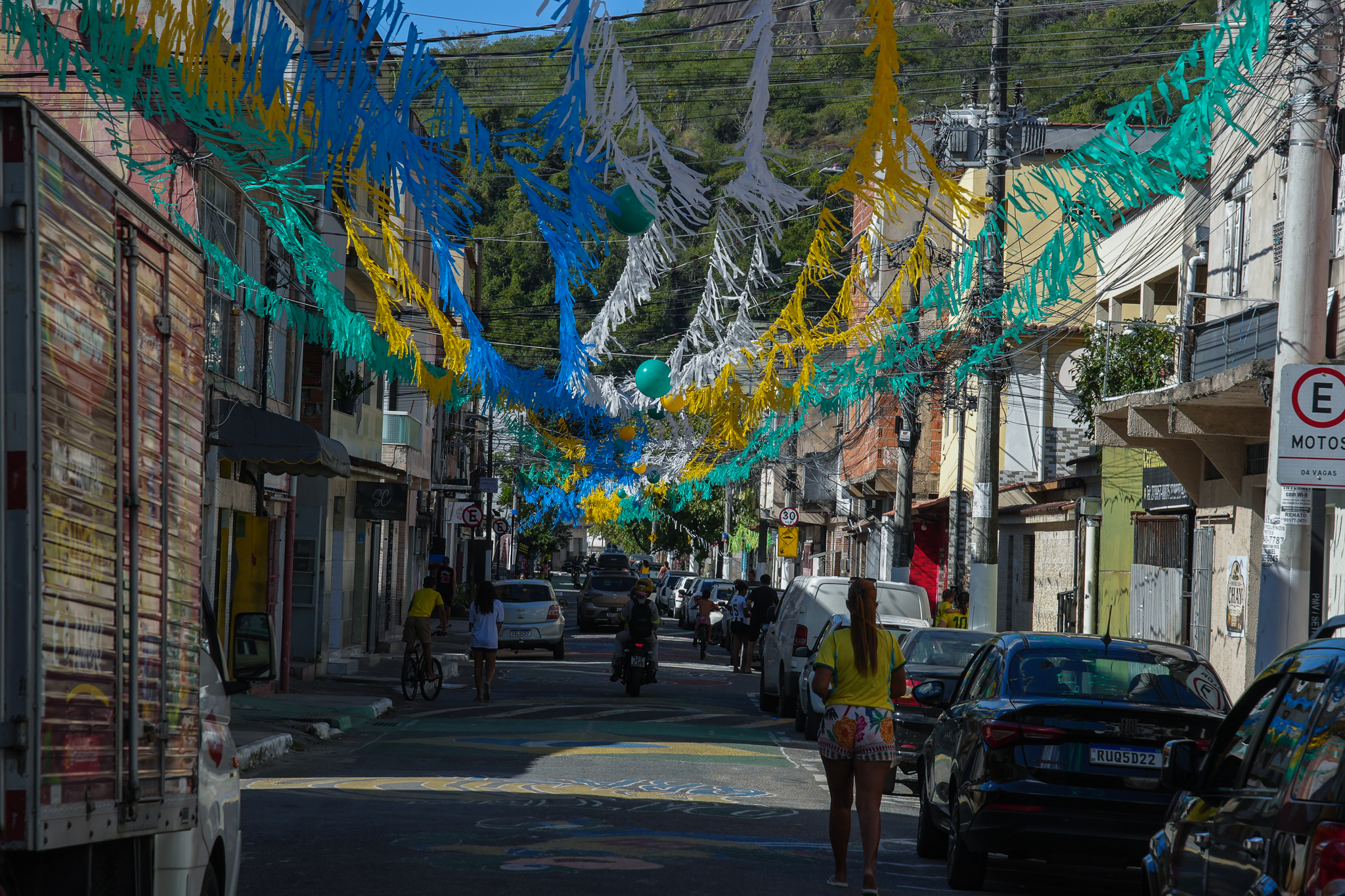 Moradoes do bairro São Jorge, na Grande São Pedro, assistem ao jogo do Brasil contra o Japão