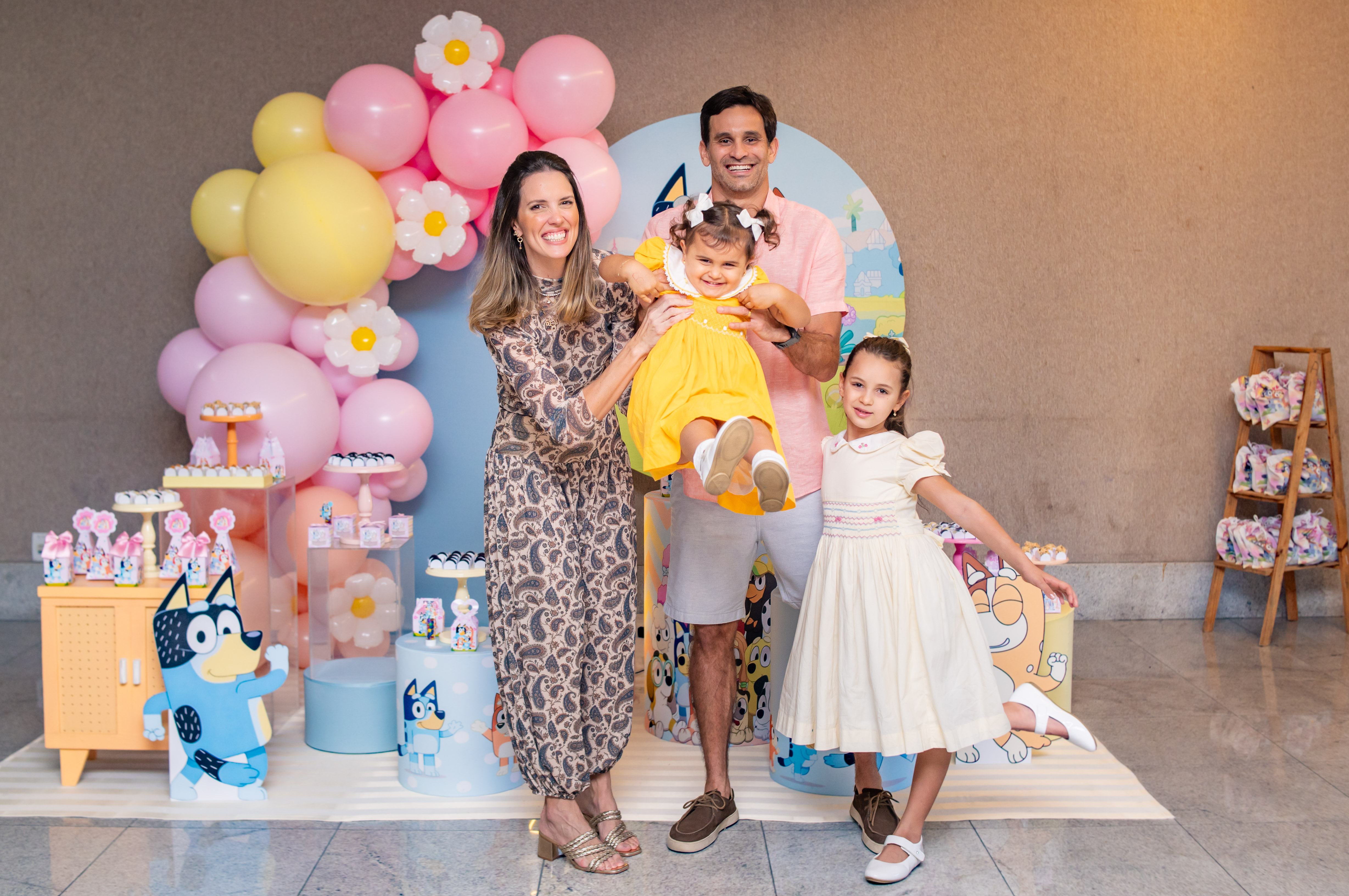 Camila e Pedro e suas duas filhas, Bianca ( aniversariante ) e Pietra.