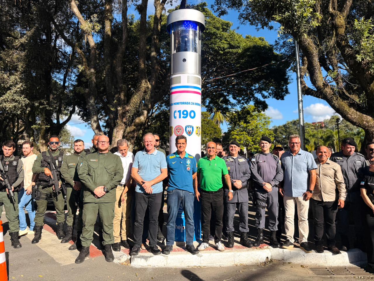 Governador Ricardo Ferraço, integrantes do governo do Estado e da prefeitura inauguram o primeiro totem de segurança de Aracruz
