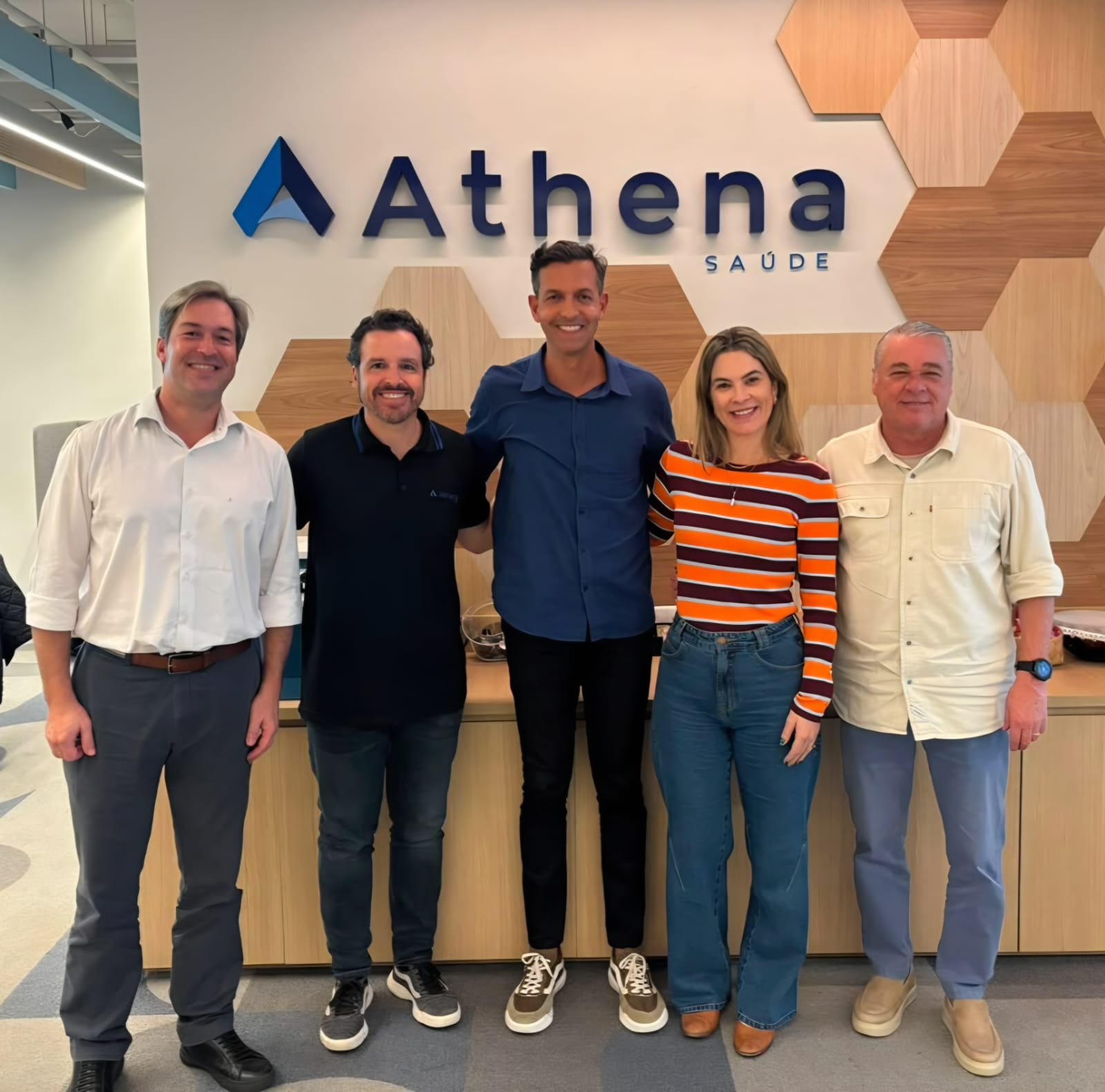 Fernando Aguiar, VP Comercial, Marketing e Pós-Vendas da Athena Saúde, e Carolina Castro, gerente de Marketing, receberam Bruno Weigert, CEO da Fire, e Luiz Felipe Macena, gestor de contas da agência