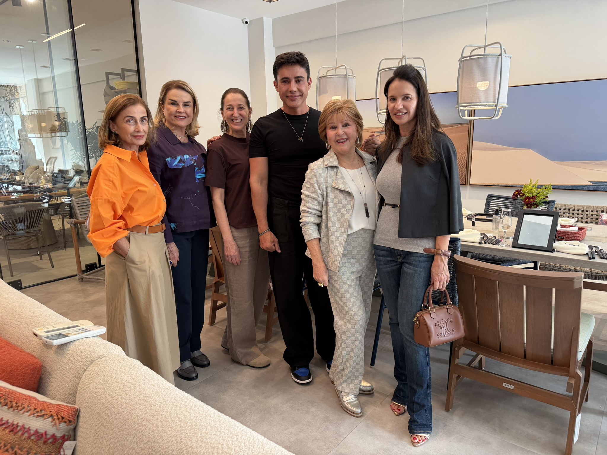 a anfitriã Carmem Dolores com Maria Teresa Nader, Zilda Hilal, Marilia Celin, Ricardo Silveira e Simoni Camporez.