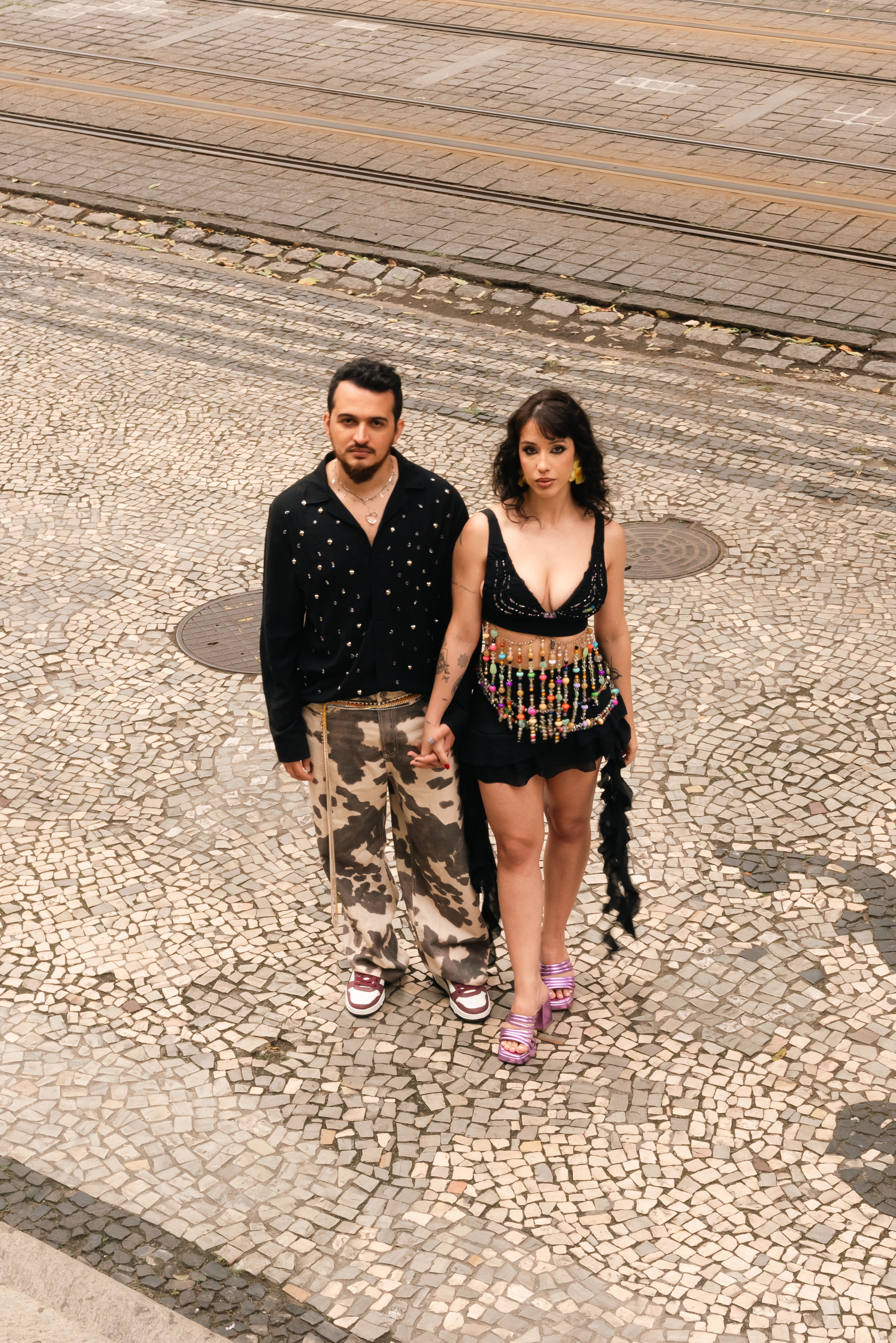 Formada pelo casal Marcel e Alinne Garruth, a dupla Escarcéu mistura elementos da música brasileira com o pop contemporâneo.