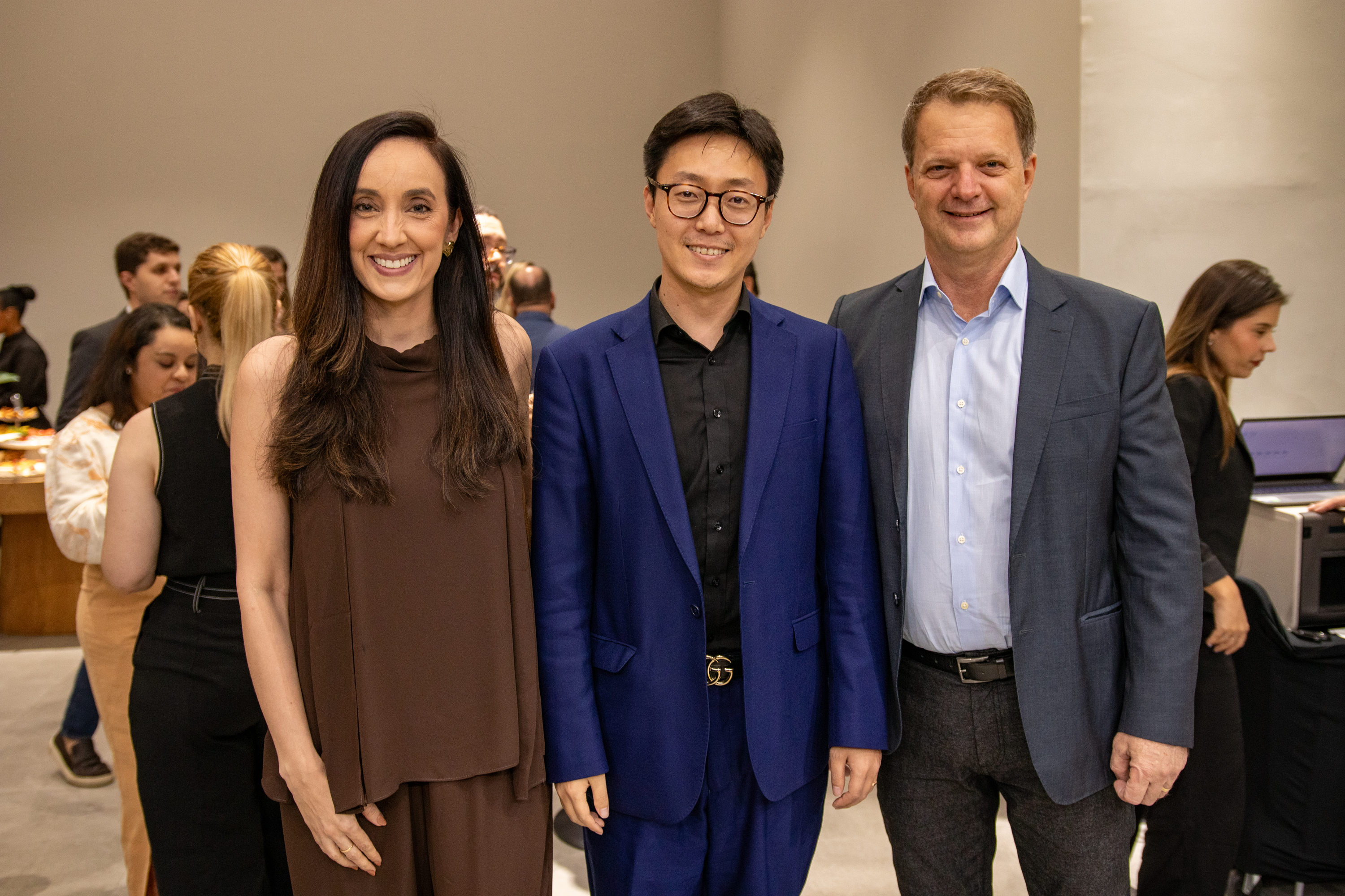 O vice-presidente da jetour Brasil, Sid Huang entre a gerente de marketing, Renata Braga e CEO do Grupo Orletti, Wagner Orletti