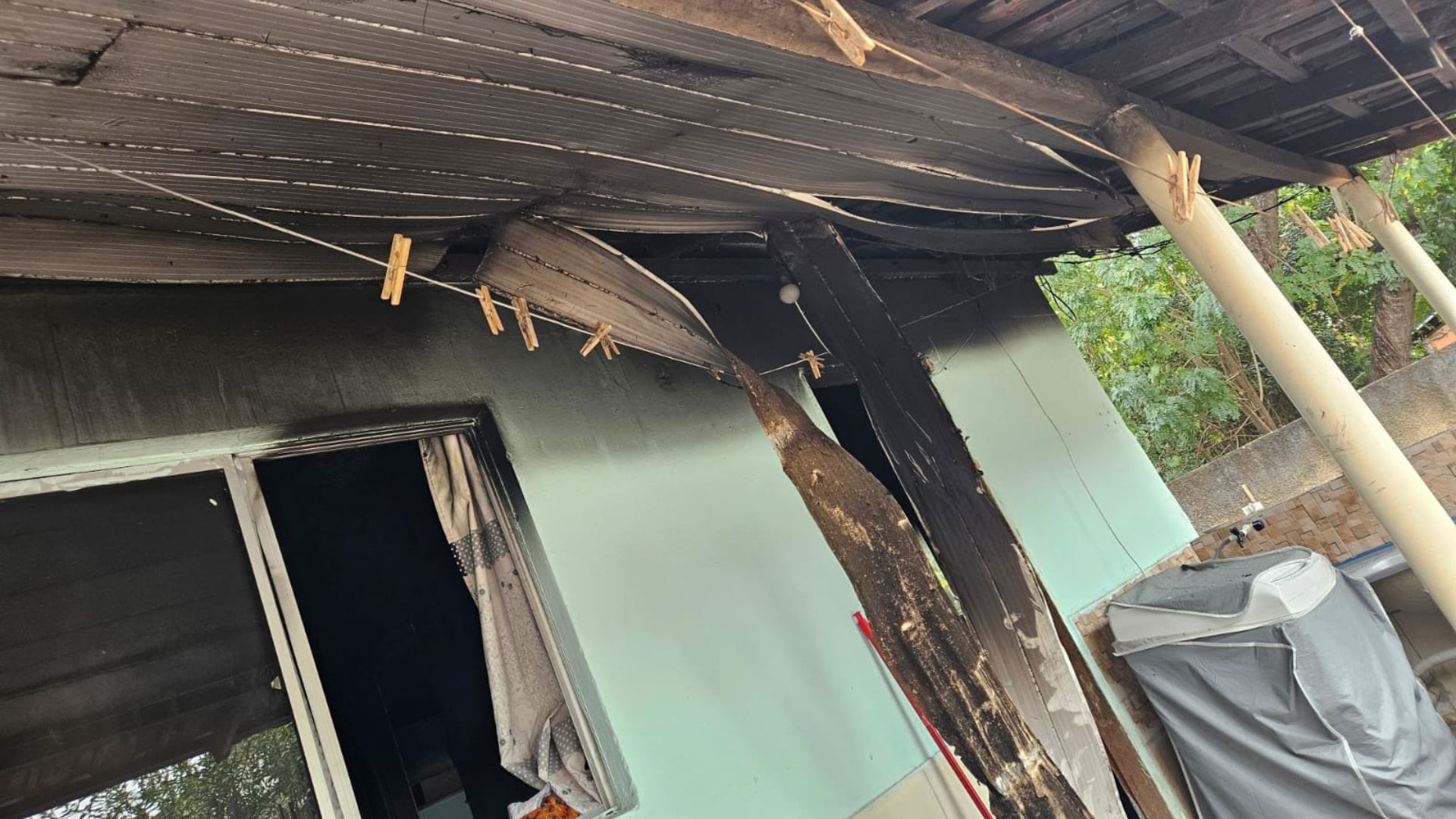 Aposentada perde tudo após incêndio em casa em Colatina