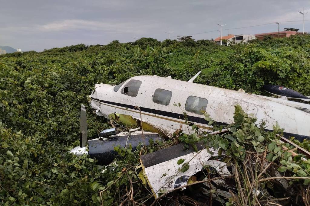 Bimotor cai em praia de Santa Catarina e deixa piloto gravemente ferido