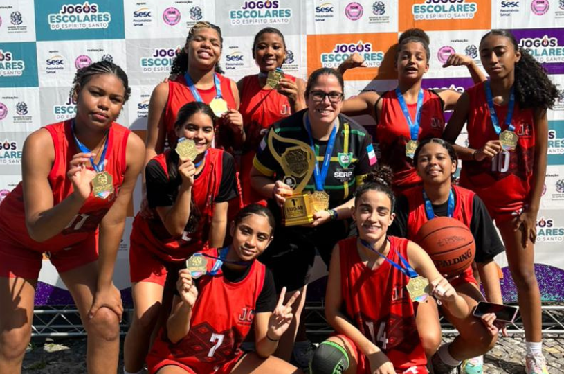 Equipe feminina de basquete da Escola Municipal de Ensino Fundamental João Calmon, em Planalto Serrano, na Serra