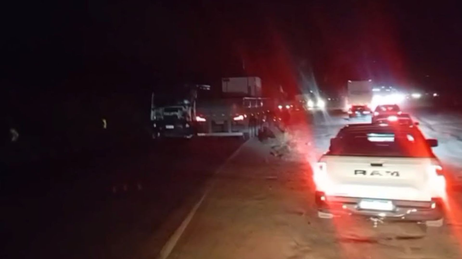 Motorista foi desencarcerado pelo Corpo de Bombeiros, socorrido por uma equipe do Serviço de Atendimento Móvel de Urgência (Samu/192) e encaminhado ao Hospital Estadual Sílvio Avidos.
