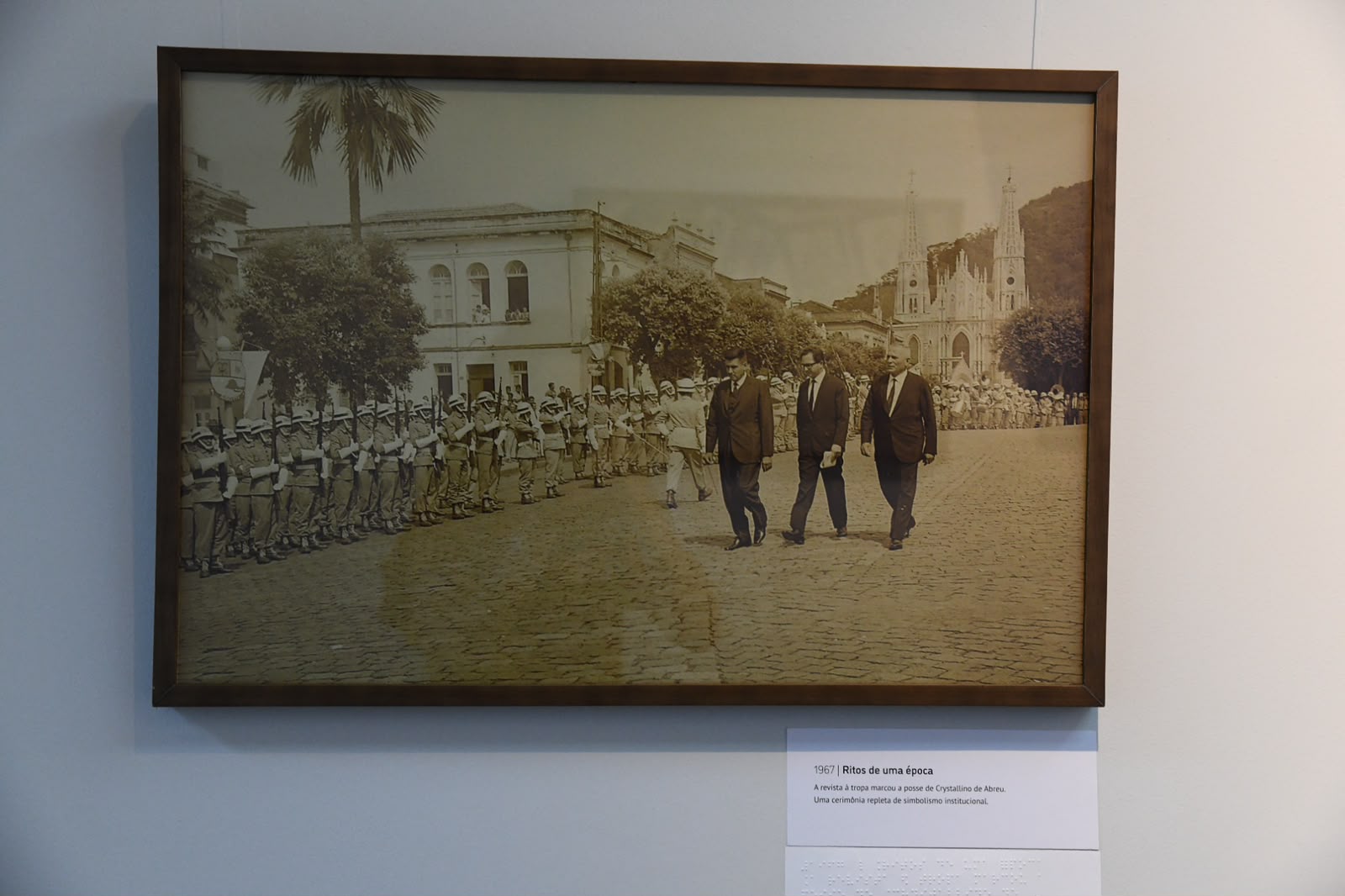 Revista à tropa na Cidade Alta, durante a posse do desembargador Crystalino de Abreu na presidência do TJES, em 1967