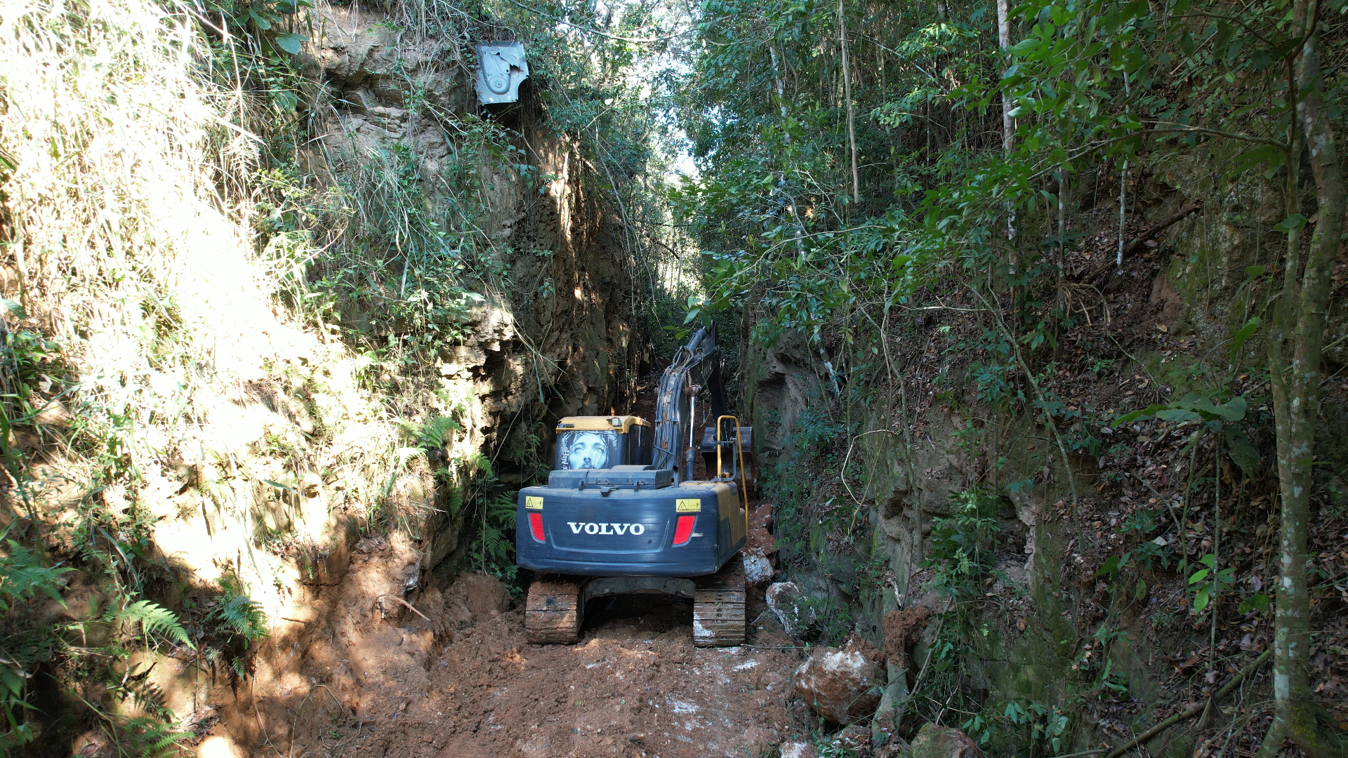 Máquina da Prefeitura de Viana abre o caminho para a volta do trem